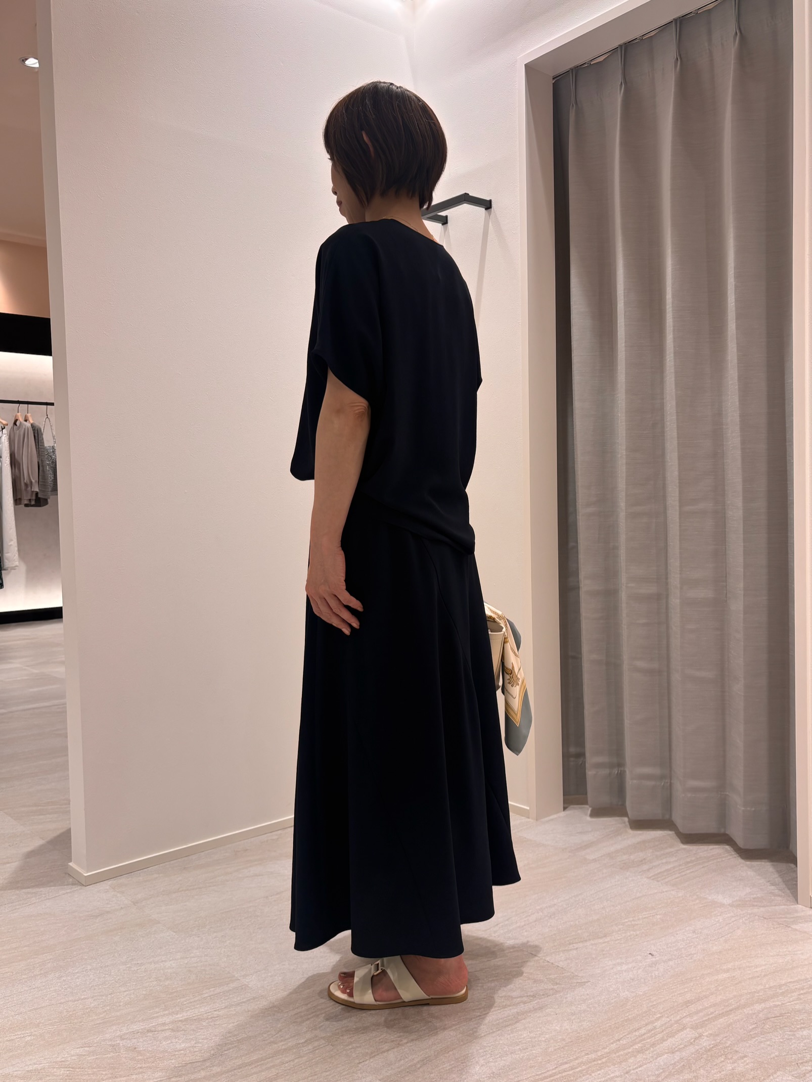 Satoさんの「UNTITLED｜【UV/接触冷感/セットアップ可】リラクシーキーVネックブラウス」を使ったコーディネート