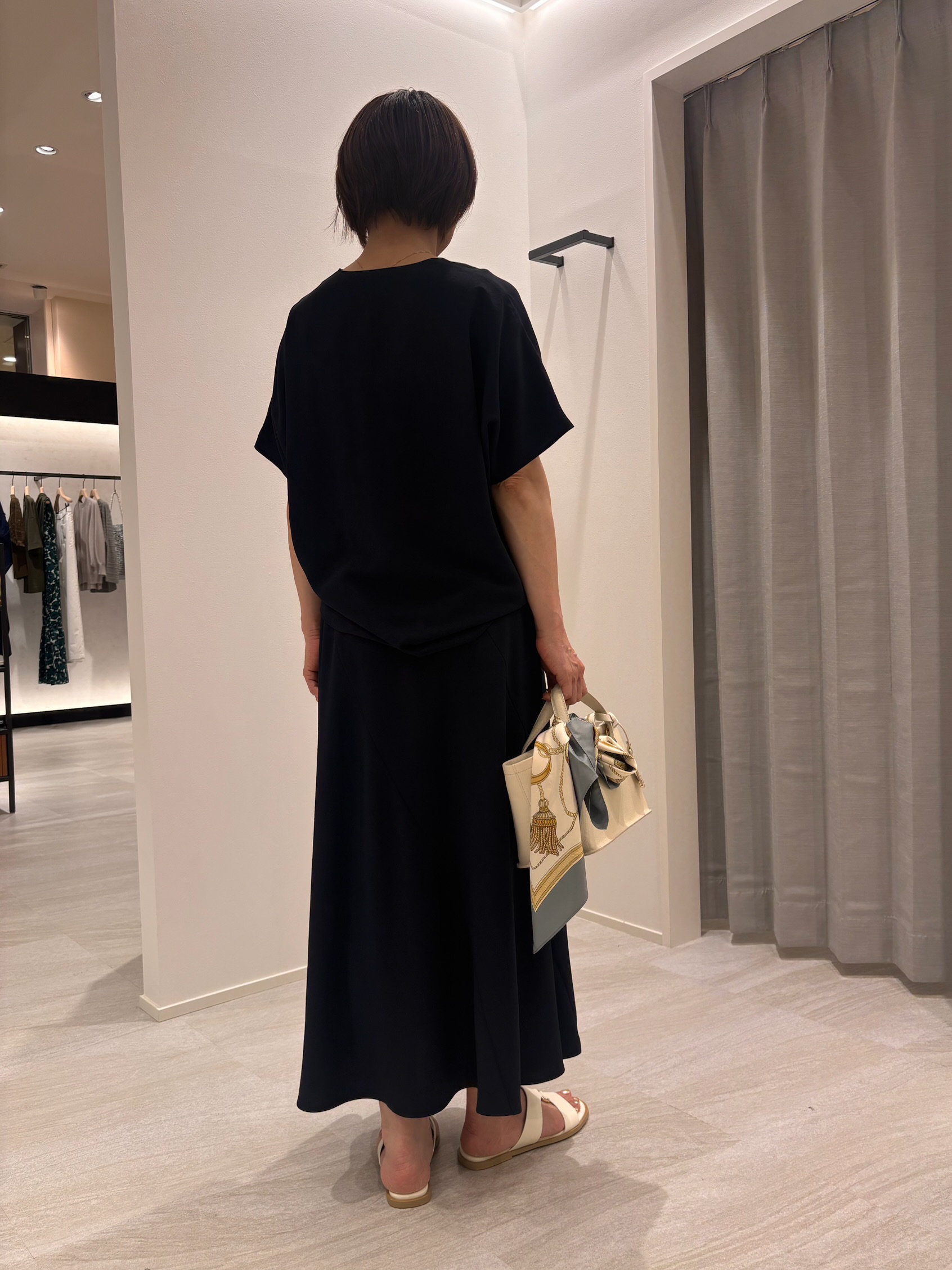 Satoさんの「UNTITLED｜【UV/接触冷感/セットアップ可】リラクシーキーVネックブラウス」を使ったコーディネート