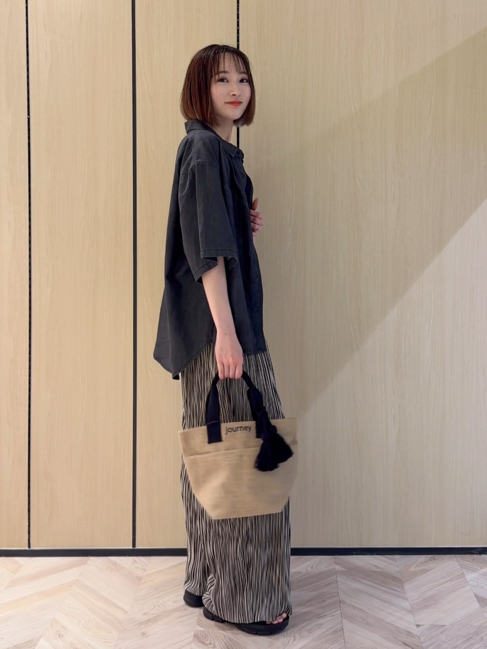 𝐜𝐡𝐢𝐤𝐚さんの「SHOO･LA･RUE｜【セットアップ可/S-LL】ライトオンスデニム 5分袖シャツ」を使ったコーディネート