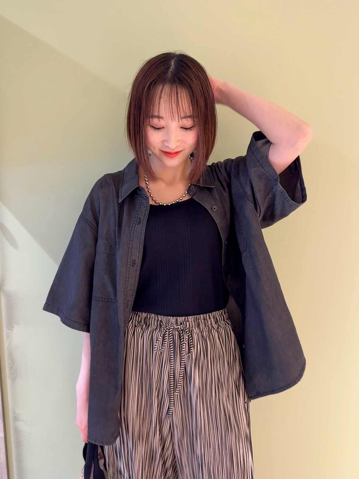 𝐜𝐡𝐢𝐤𝐚さんの「SHOO･LA･RUE｜【セットアップ可/S-LL】ライトオンスデニム 5分袖シャツ」を使ったコーディネート