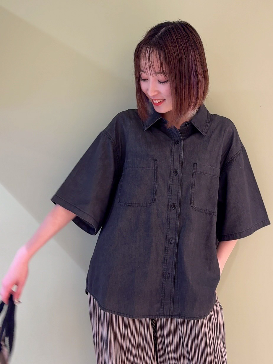 𝐜𝐡𝐢𝐤𝐚さんの「SHOO･LA･RUE｜【セットアップ可/S-LL】ライトオンスデニム 5分袖シャツ」を使ったコーディネート