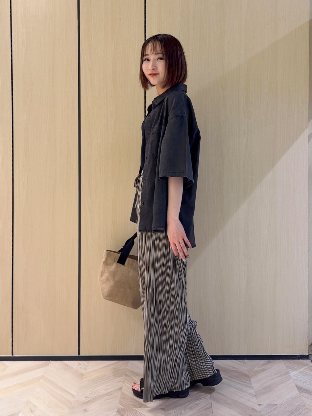 𝐜𝐡𝐢𝐤𝐚さんの「SHOO･LA･RUE｜【セットアップ可/S-LL】ライトオンスデニム 5分袖シャツ」を使ったコーディネート