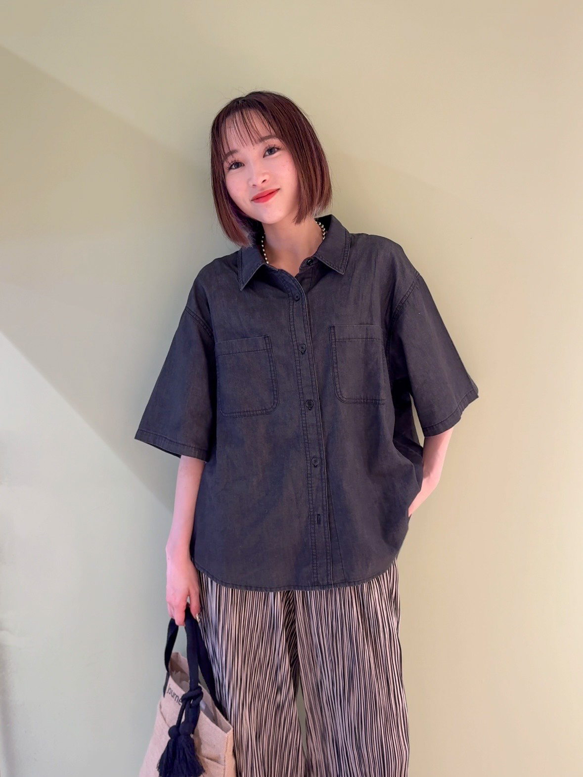 𝐜𝐡𝐢𝐤𝐚さんの「SHOO･LA･RUE｜【セットアップ可/S-LL】ライトオンスデニム 5分袖シャツ」を使ったコーディネート