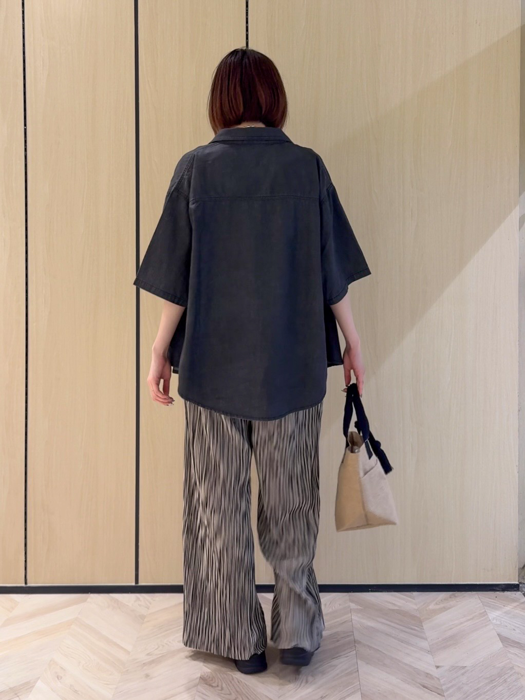 𝐜𝐡𝐢𝐤𝐚さんの「SHOO･LA･RUE｜【セットアップ可/S-LL】ライトオンスデニム 5分袖シャツ」を使ったコーディネート