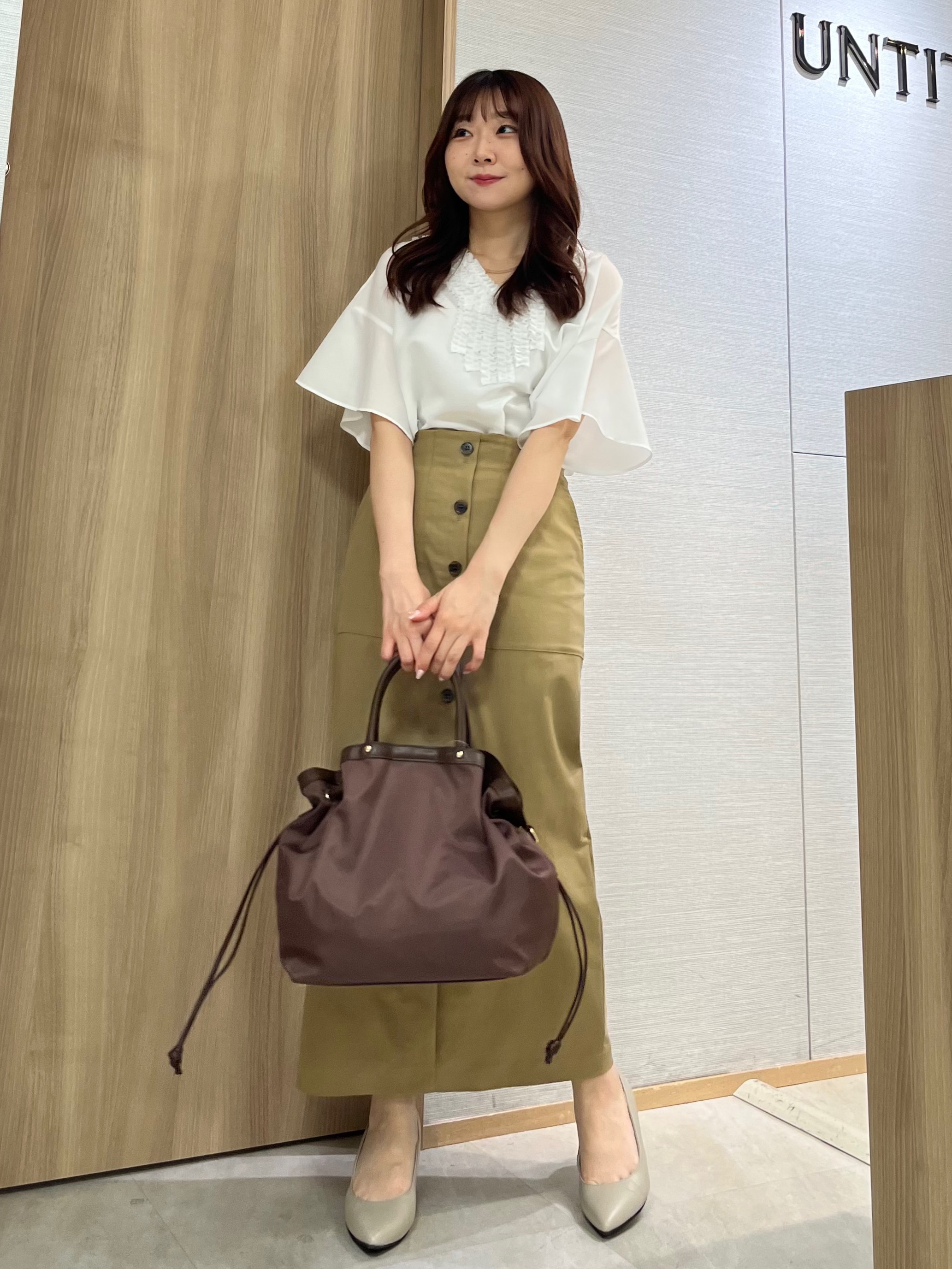 KAHOさんの「UNTITLED｜【接触冷感/通気性/洗える】Vネックフリルブラウス」を使ったコーディネート