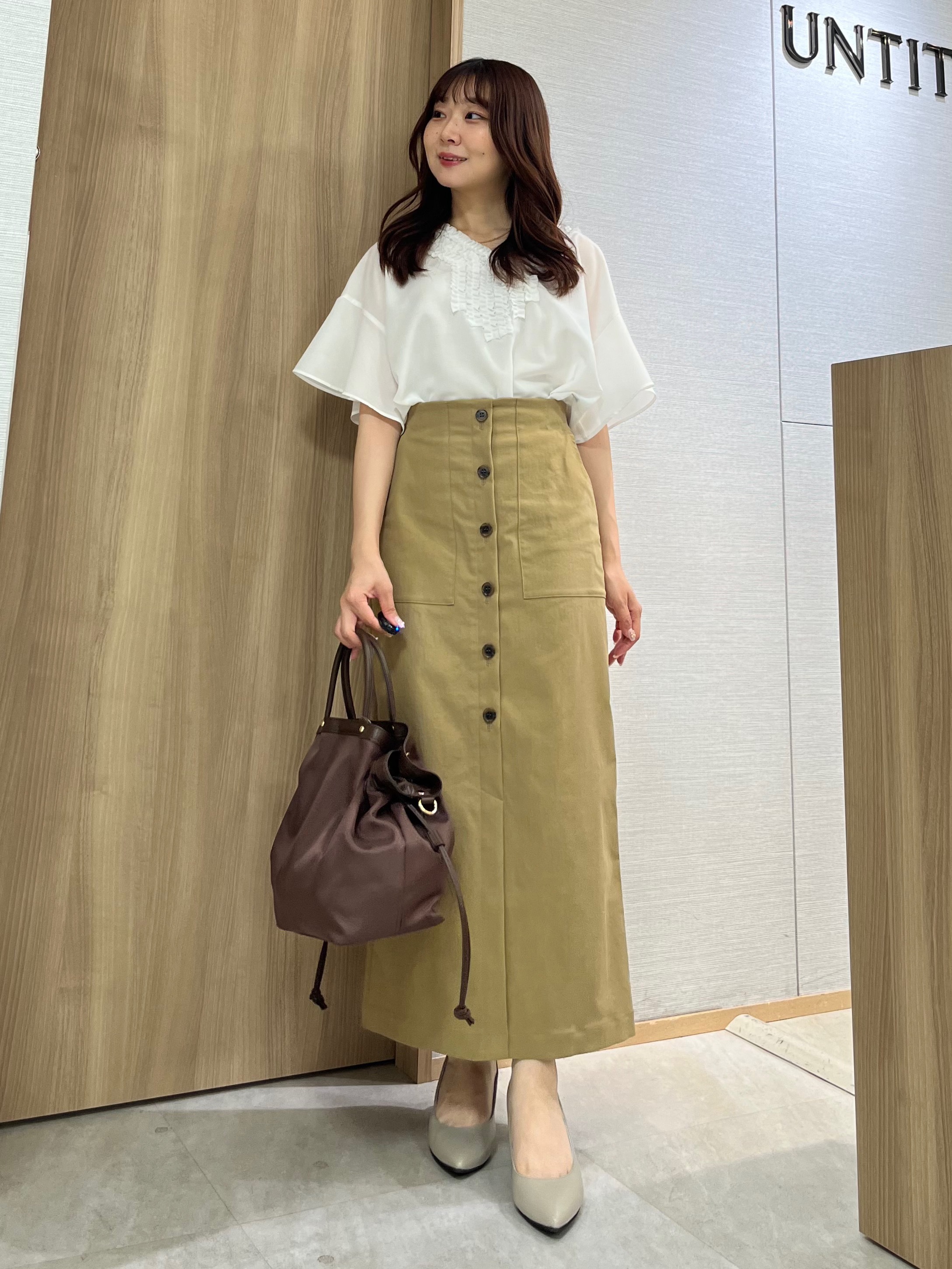 KAHOさんの「UNTITLED｜【接触冷感/通気性/洗える】Vネックフリルブラウス」を使ったコーディネート