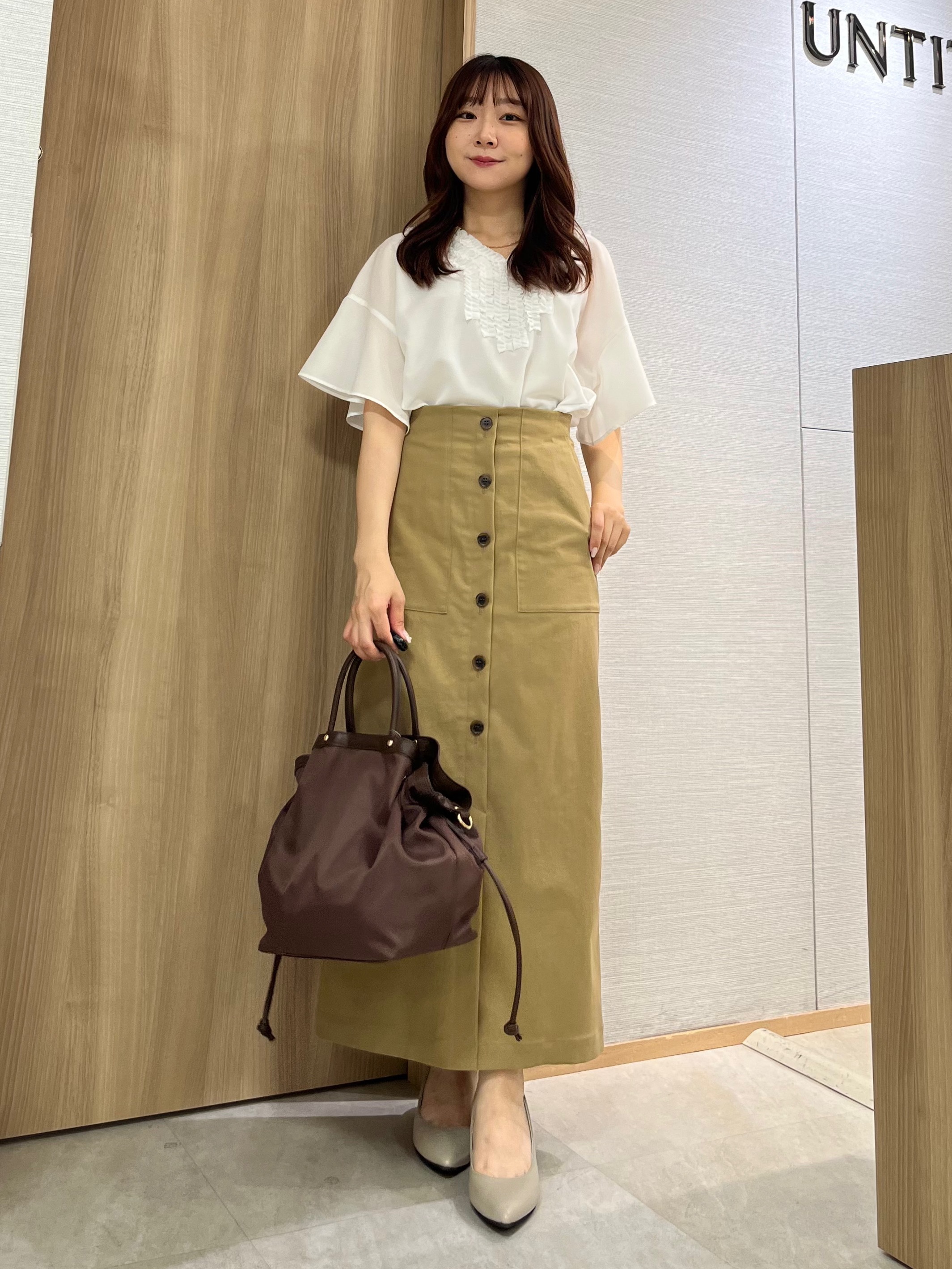 KAHOさんの「UNTITLED｜【接触冷感/通気性/洗える】Vネックフリルブラウス」を使ったコーディネート