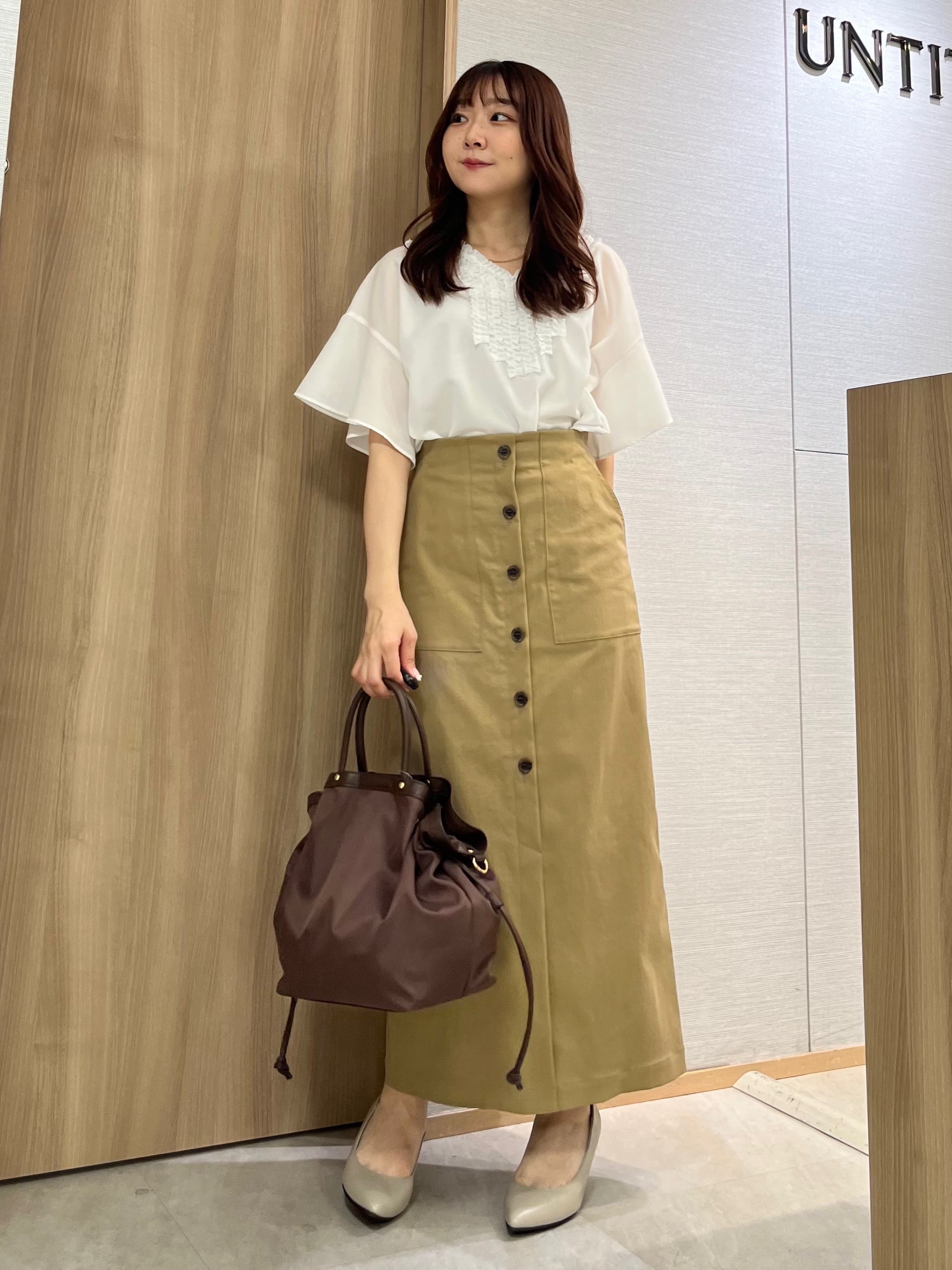 KAHOさんの「UNTITLED｜【接触冷感/通気性/洗える】Vネックフリルブラウス」を使ったコーディネート