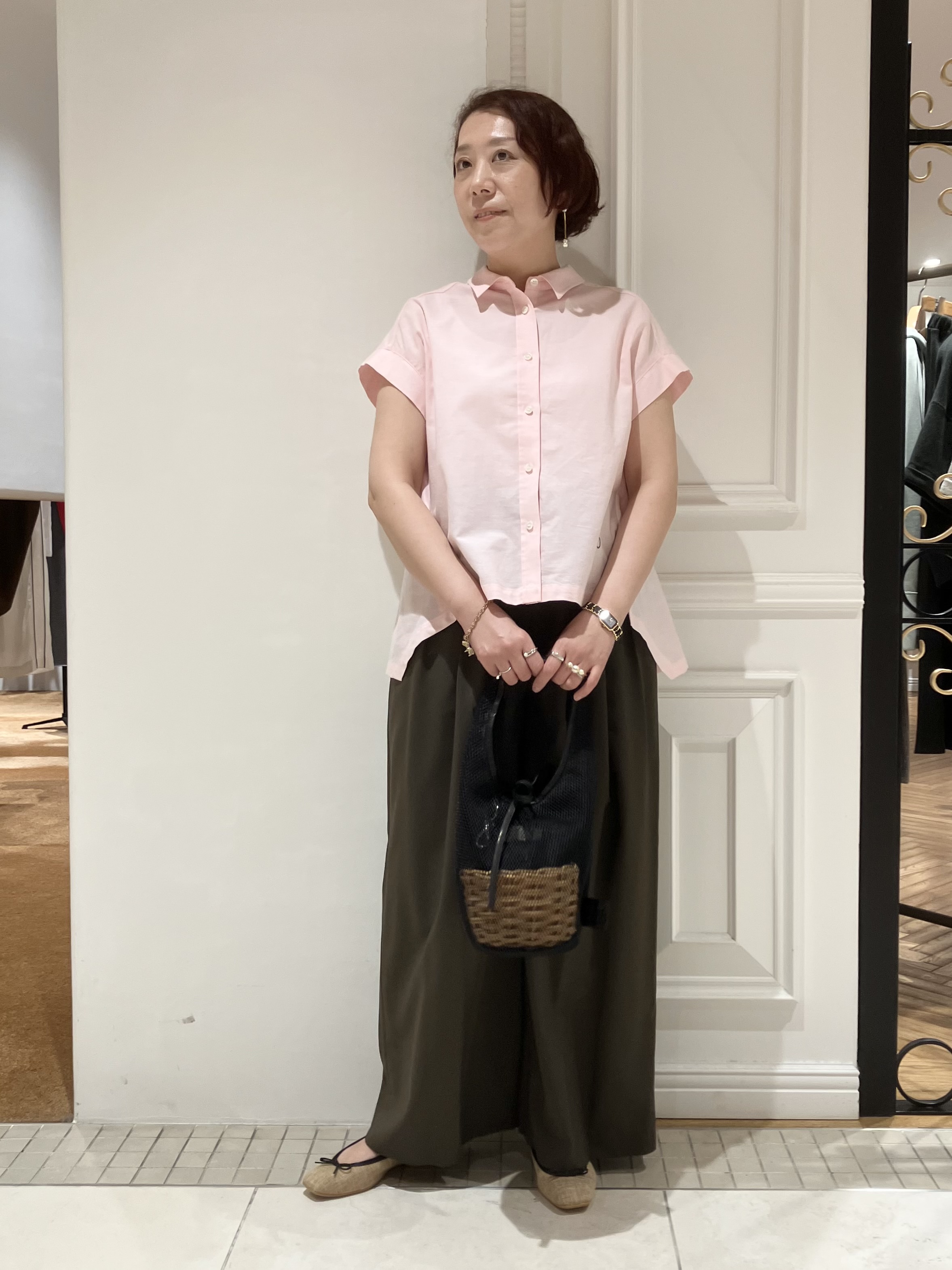TAJIさんの「DRESSTERIOR｜【毎年人気/ウォッシャブル】バックフレアオックスシャツ」を使ったコーディネート