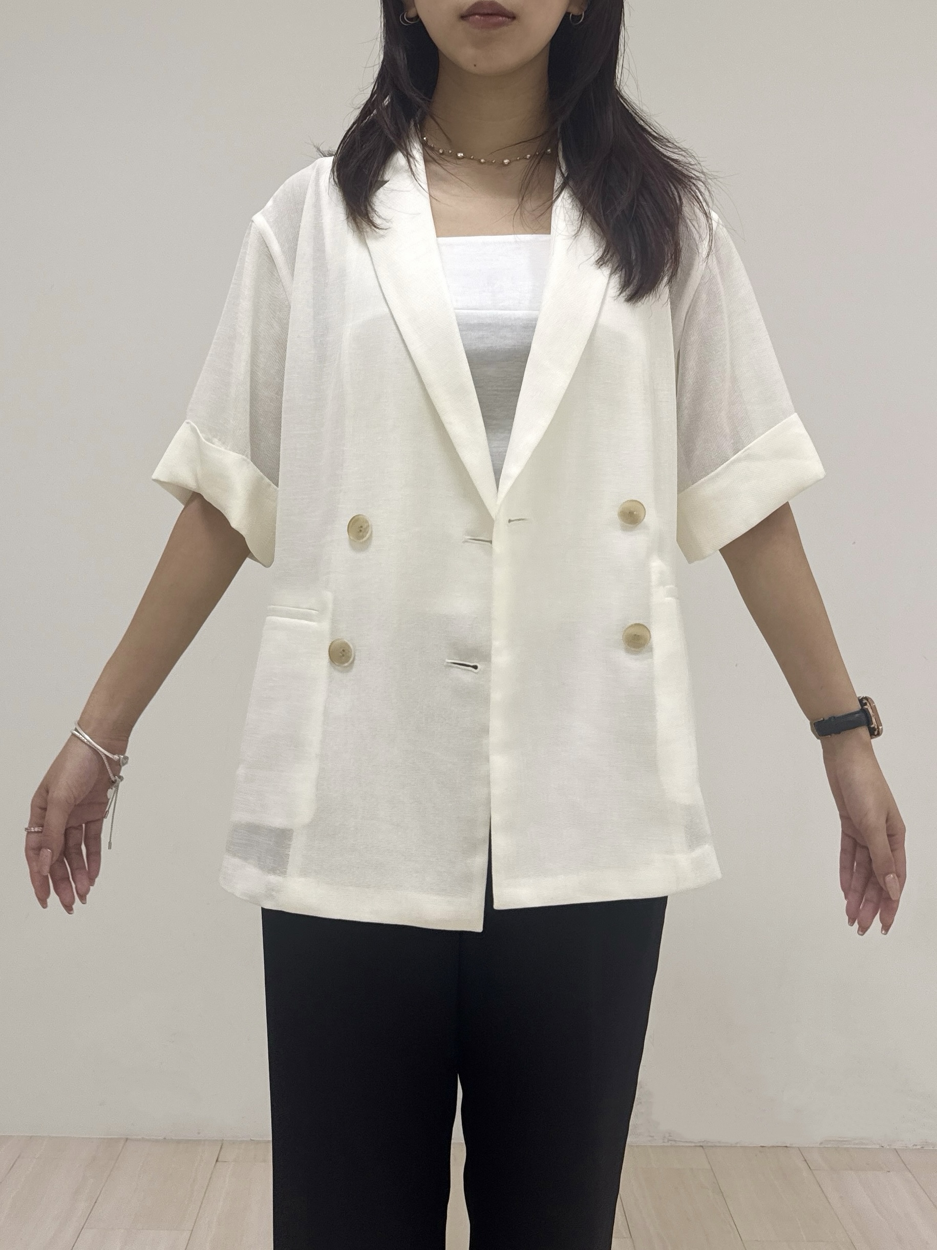 萩原 優里菜さんの「INDIVI｜【洗える／メッシュ素材／SETUP可能】半袖シアージャケット」を使ったコーディネート