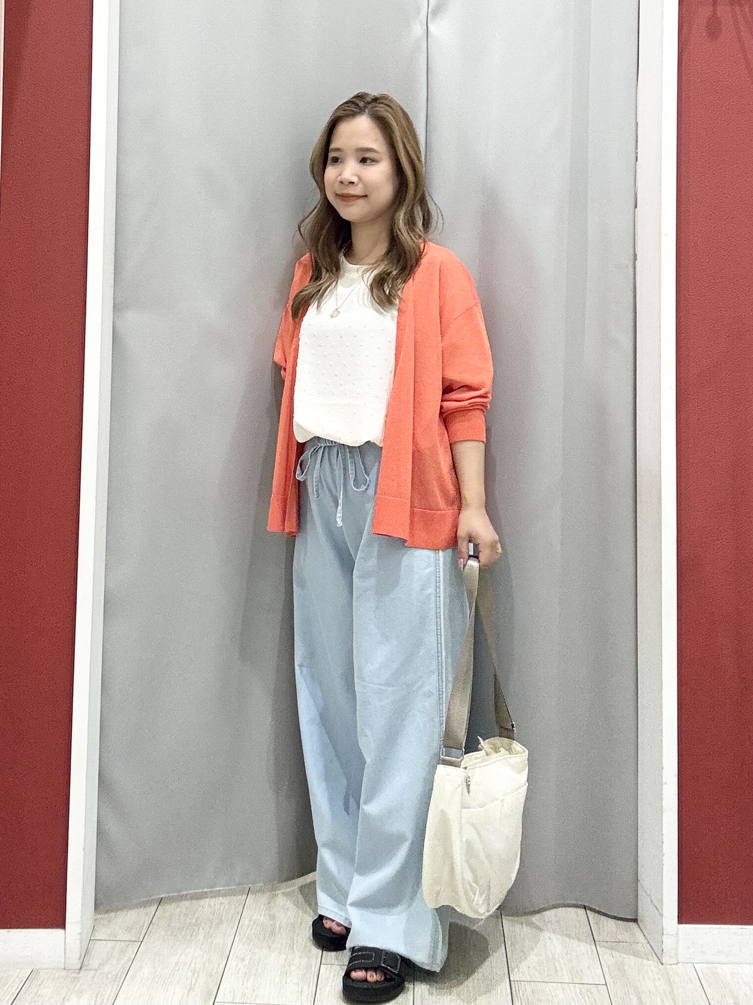 shioさんの「SHOO･LA･RUE｜【洗濯機可/S-LL】オンにもオフにも マルチに使えるボタンレスカーディガン」を使ったコーディネート
