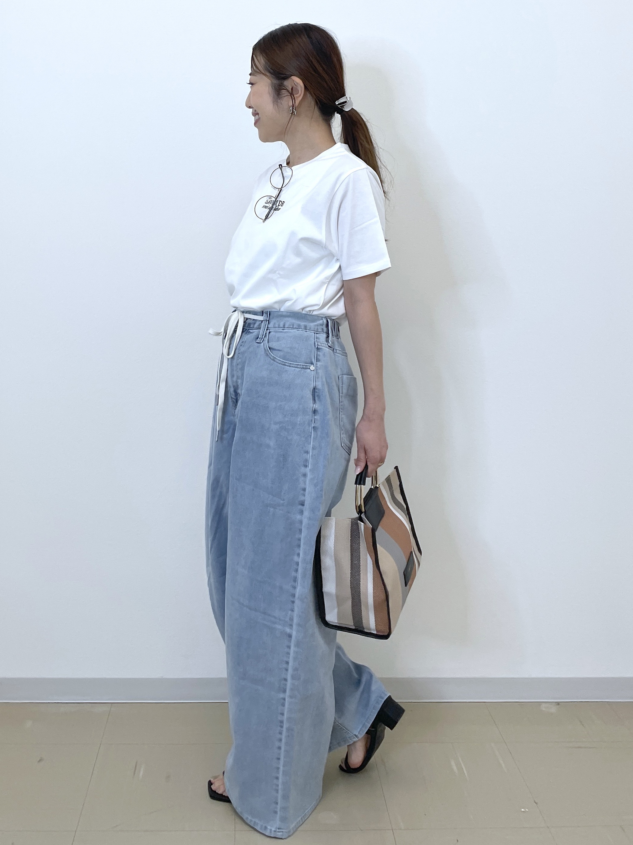 Akiさんの「OPAQUE.CLIP｜ロゴプリント刺繍アソートTシャツ【洗濯機OK】」を使ったコーディネート