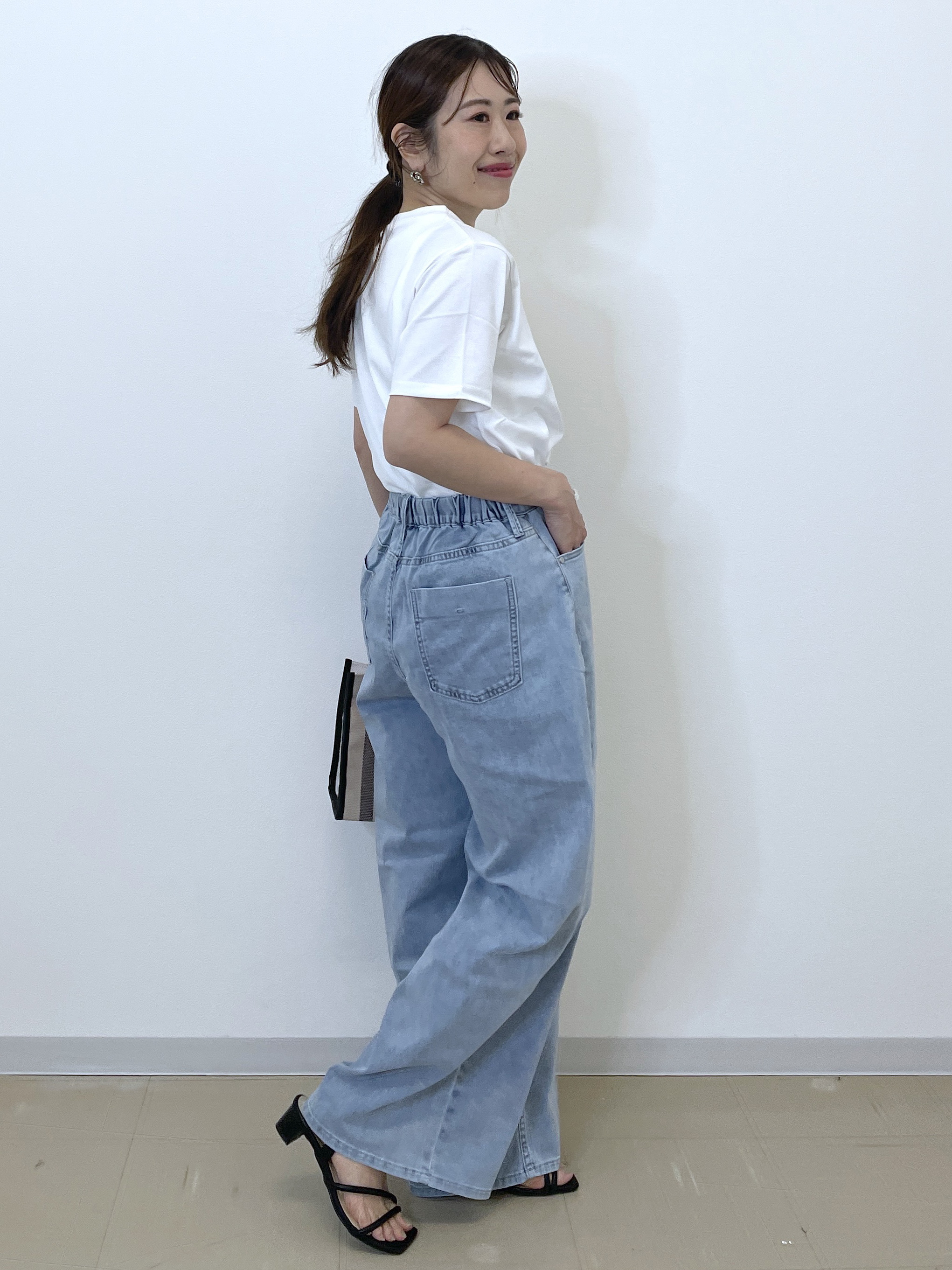 Akiさんの「OPAQUE.CLIP｜ロゴプリント刺繍アソートTシャツ【洗濯機OK】」を使ったコーディネート