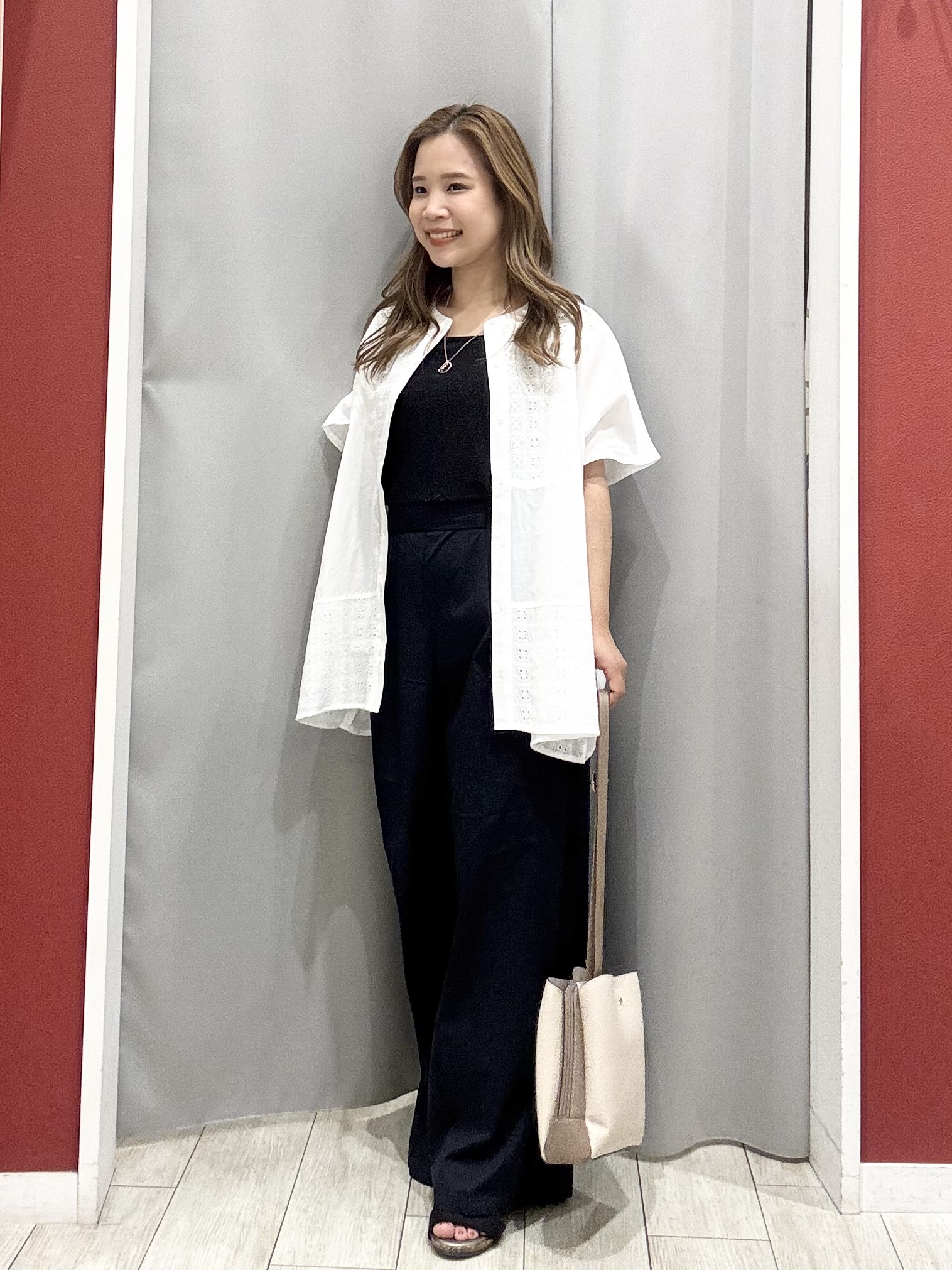 shioさんの「SHOO･LA･RUE｜【体型カバー/S~LL】インせず着られて刺繍が目を引く 切替ノーカラーブラウス」を使ったコーディネート