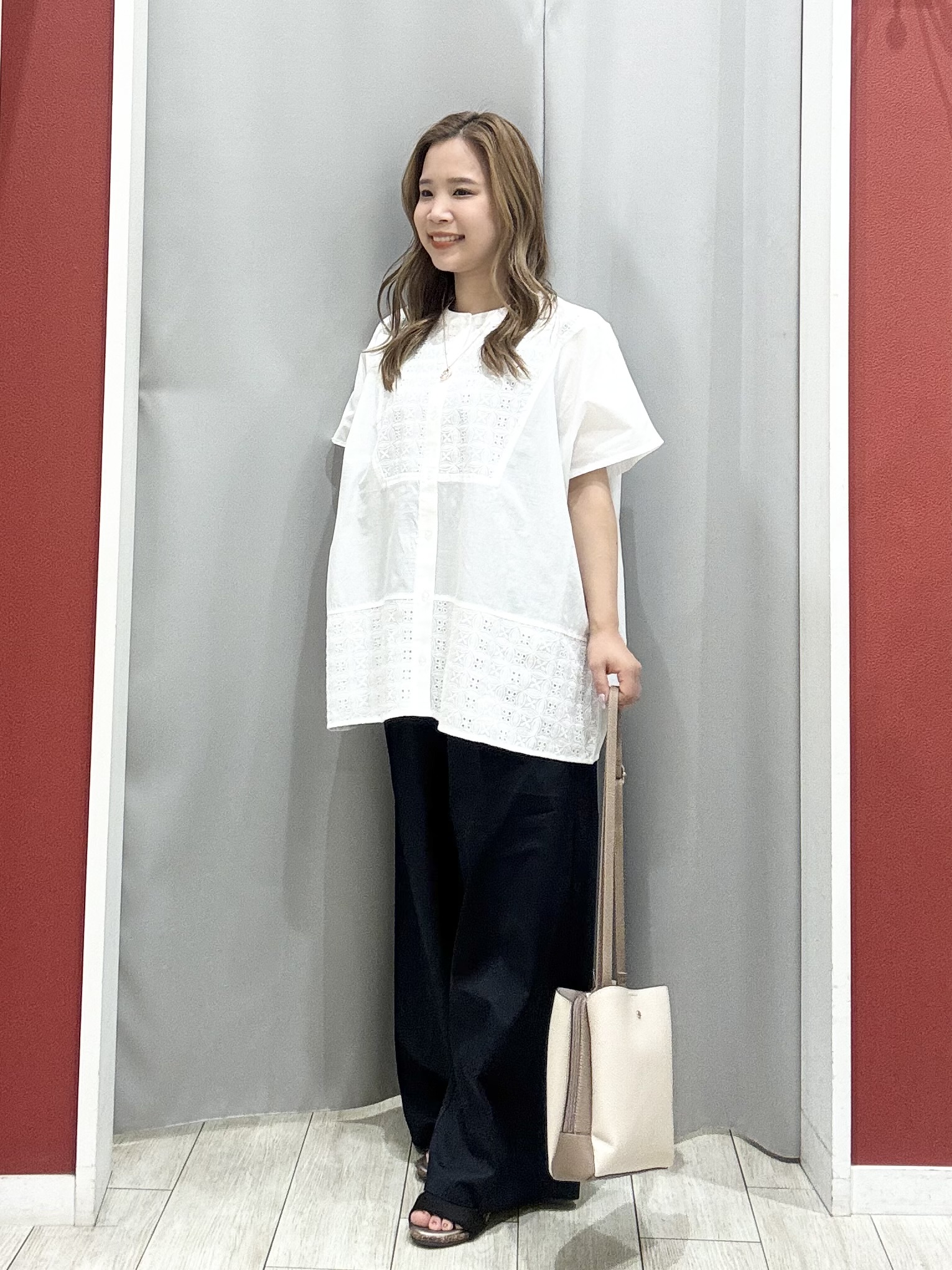 shioさんの「SHOO･LA･RUE｜【体型カバー/S~LL】インせず着られて刺繍が目を引く 切替ノーカラーブラウス」を使ったコーディネート