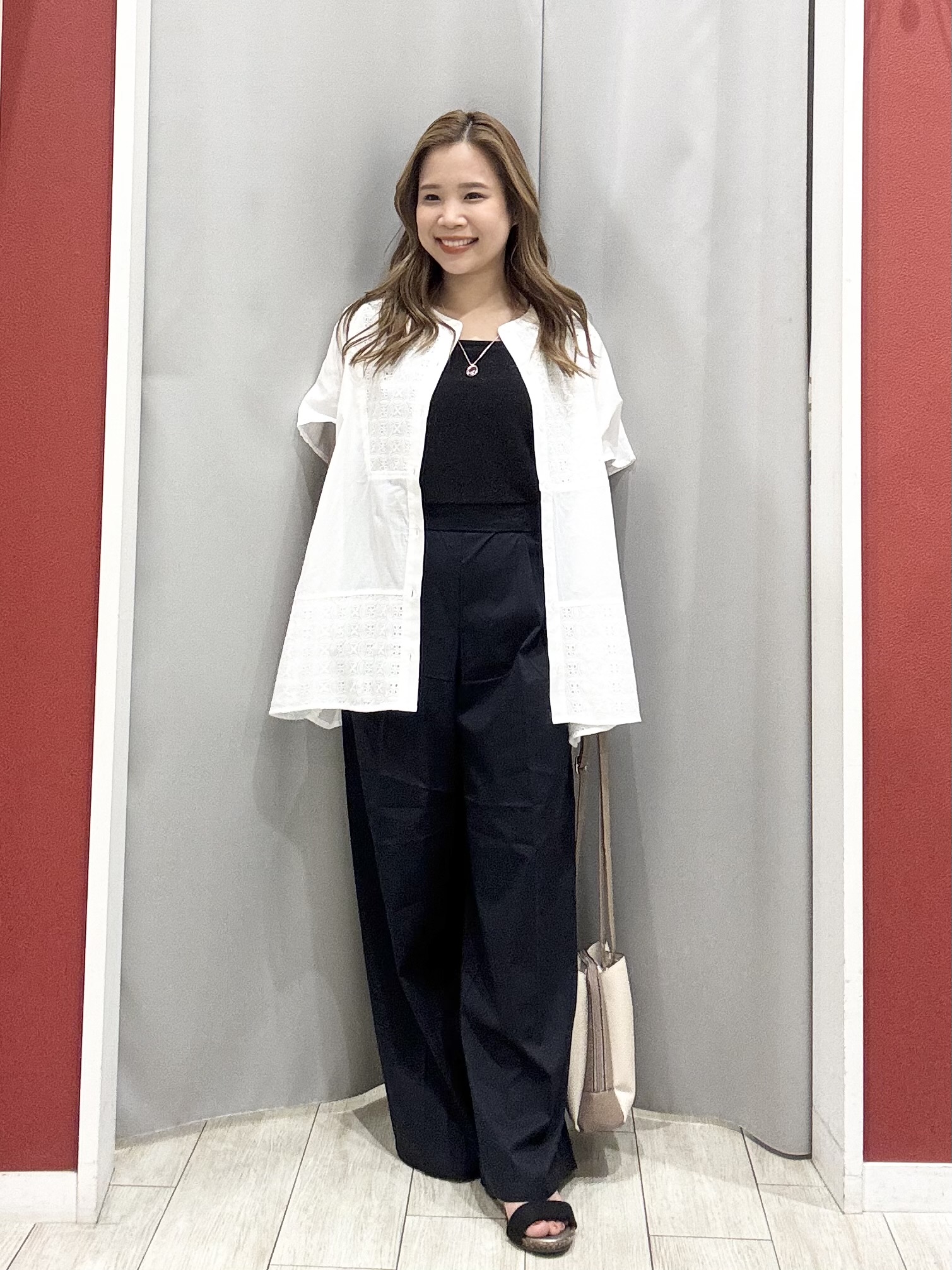 shioさんの「SHOO･LA･RUE｜【体型カバー/S~LL】インせず着られて刺繍が目を引く 切替ノーカラーブラウス」を使ったコーディネート