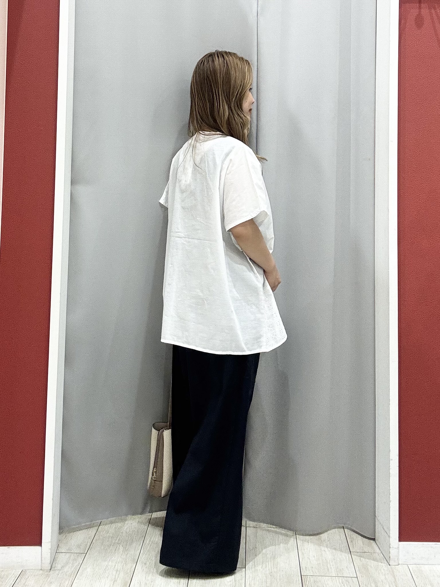 shioさんの「SHOO･LA･RUE｜【体型カバー/S~LL】インせず着られて刺繍が目を引く 切替ノーカラーブラウス」を使ったコーディネート