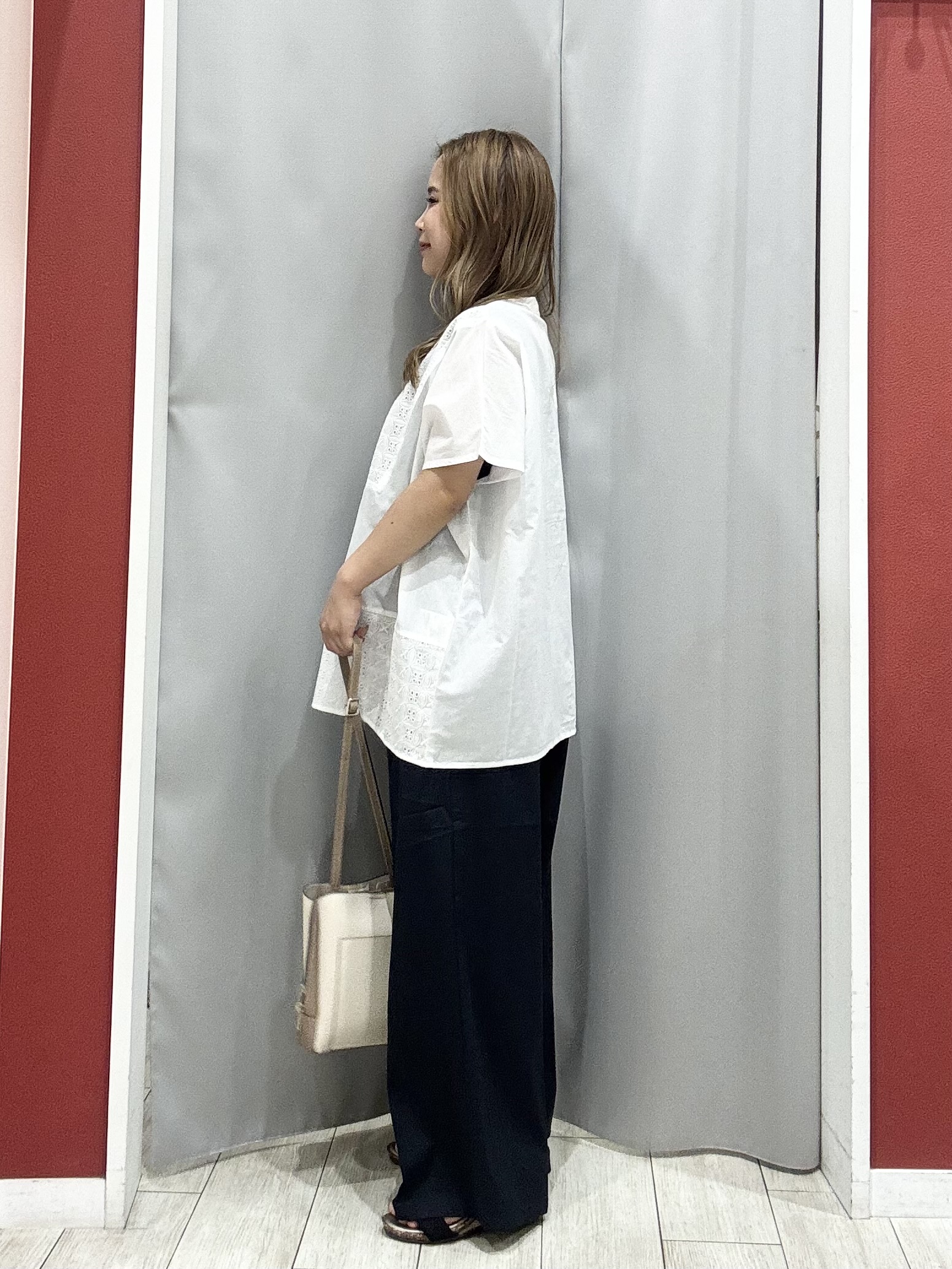 shioさんの「SHOO･LA･RUE｜【体型カバー/S~LL】インせず着られて刺繍が目を引く 切替ノーカラーブラウス」を使ったコーディネート