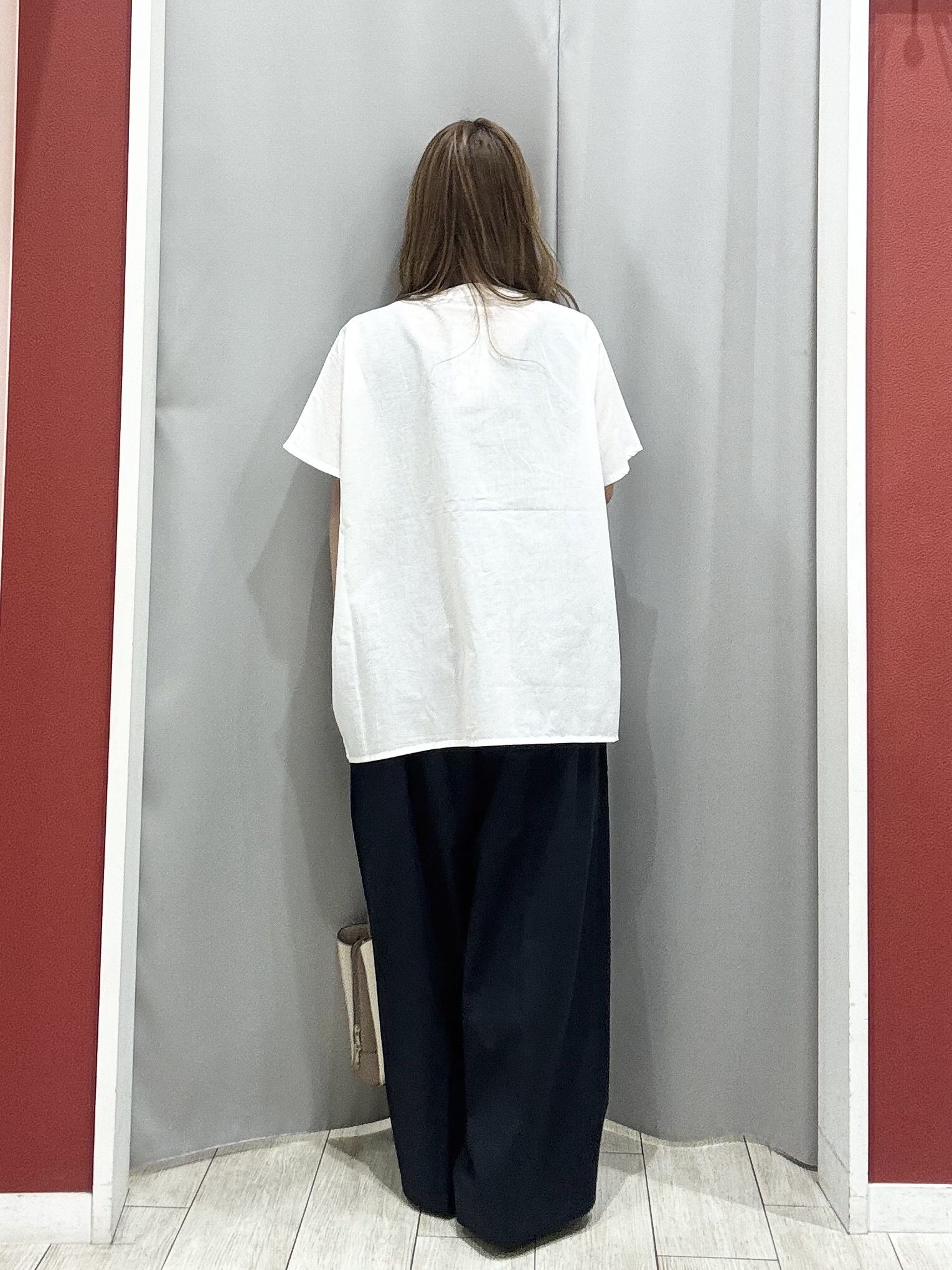 shioさんの「SHOO･LA･RUE｜【体型カバー/S~LL】インせず着られて刺繍が目を引く 切替ノーカラーブラウス」を使ったコーディネート