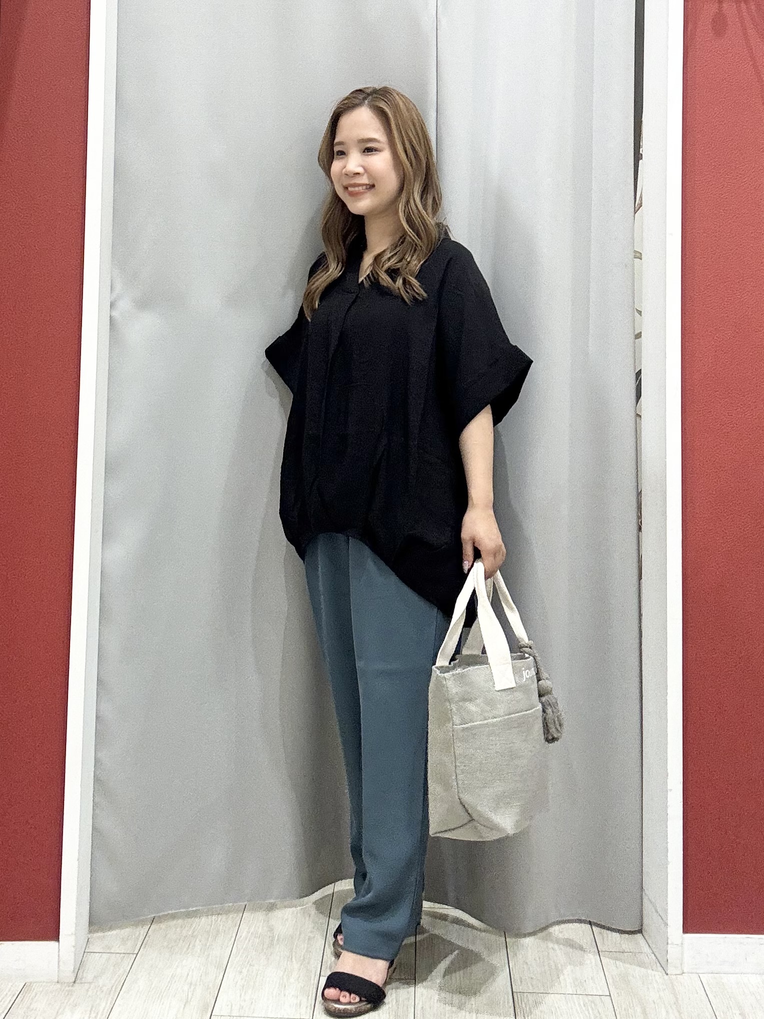 shioさんの「SHOO･LA･RUE｜【S-LL/洗濯機可】インせず着られる 裾タック スキッパーシャツ」を使ったコーディネート