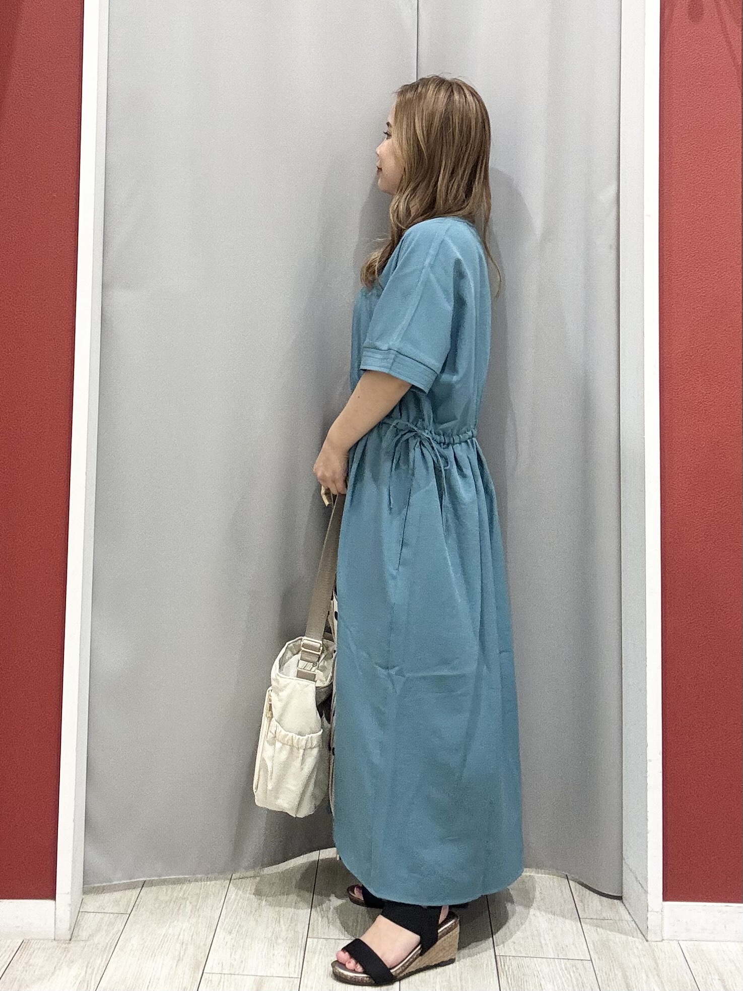 shioさんの「SHOO･LA･RUE｜【洗濯機可/体型カバー】ウエストシャーリングで女性らしく 麻調スキッパーサイドリボンワンピース」を使ったコーディネート