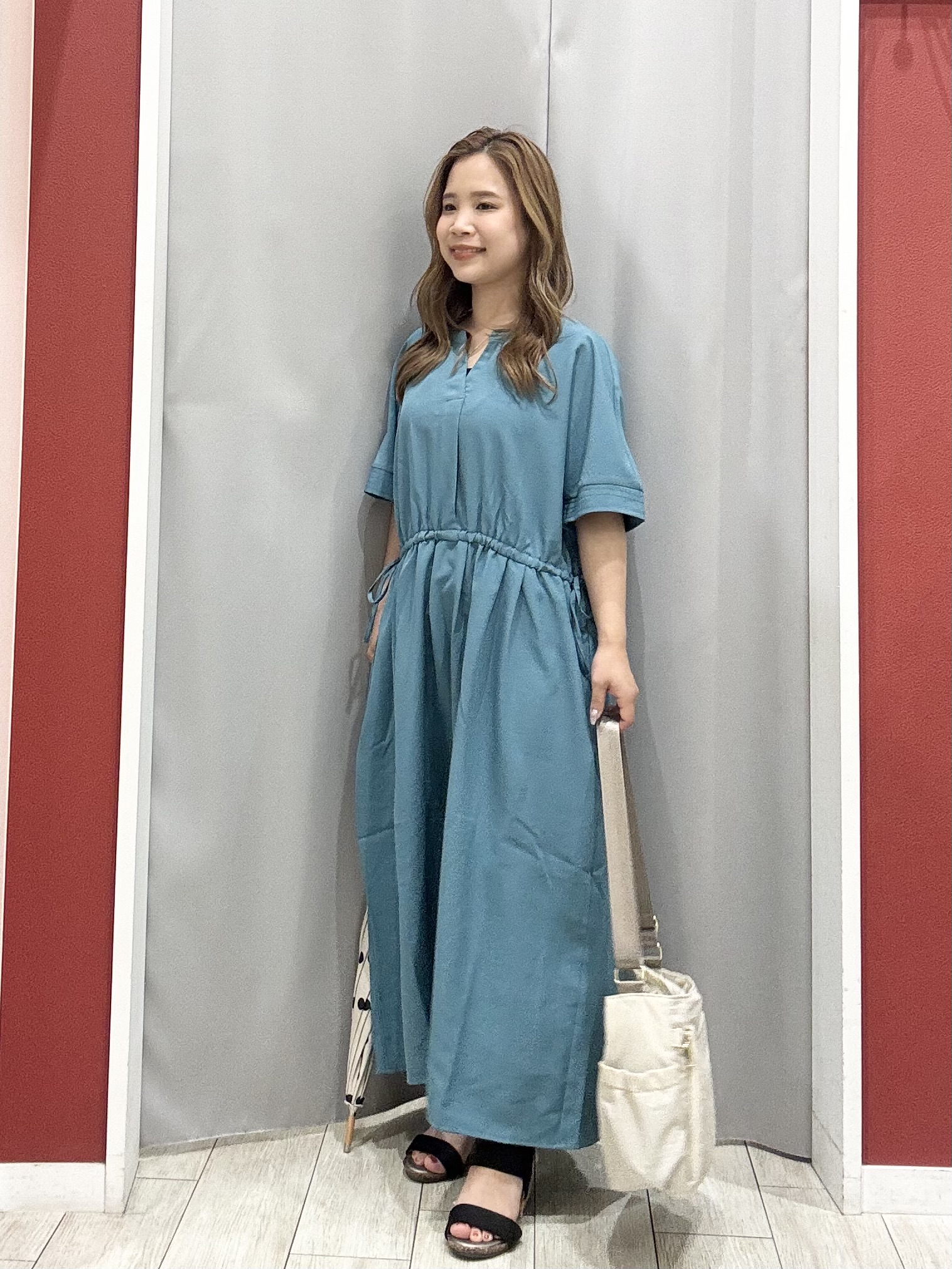 shioさんの「SHOO･LA･RUE｜【洗濯機可/体型カバー】ウエストシャーリングで女性らしく 麻調スキッパーサイドリボンワンピース」を使ったコーディネート