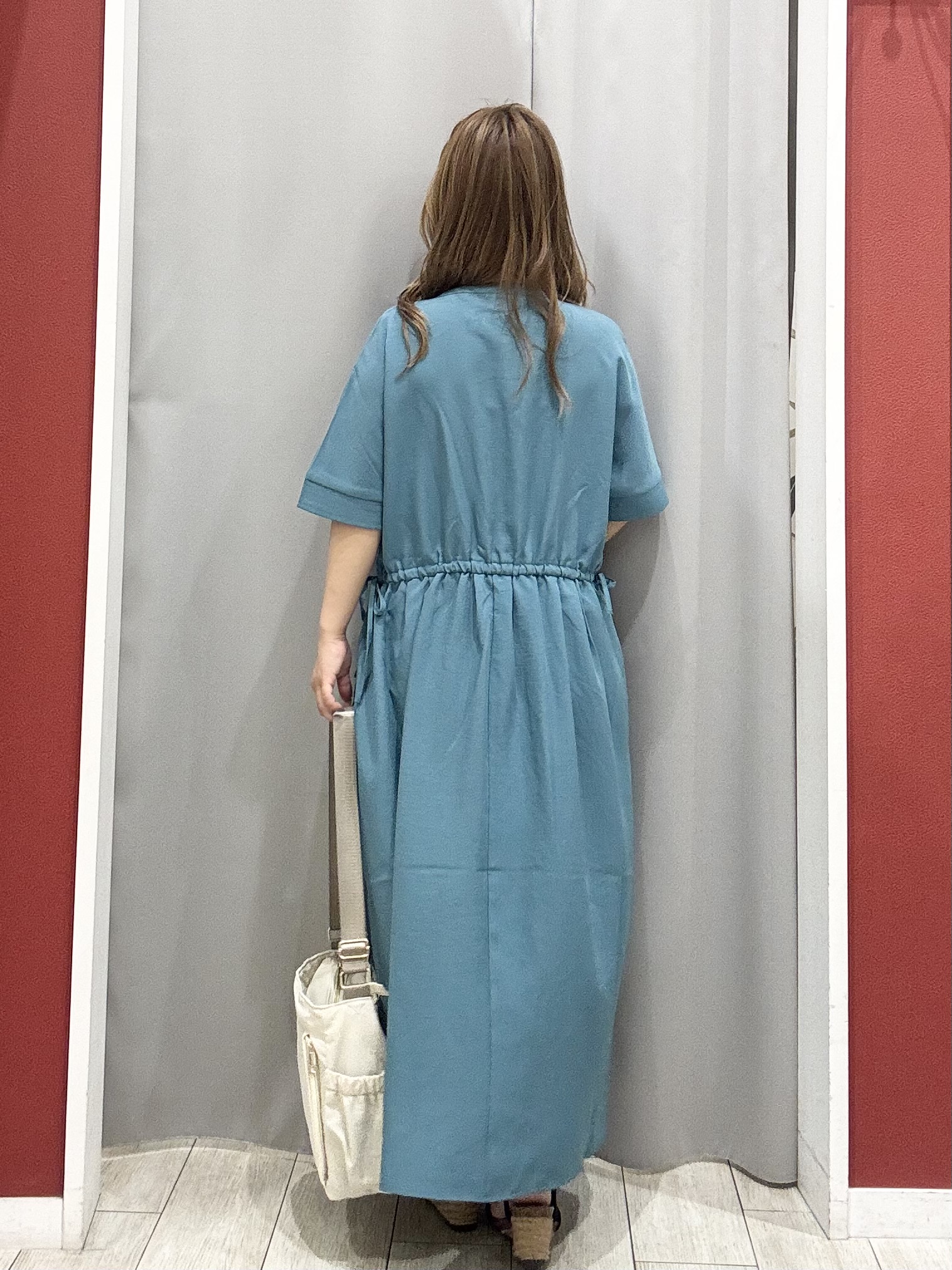 shioさんの「SHOO･LA･RUE｜【洗濯機可/体型カバー】ウエストシャーリングで女性らしく 麻調スキッパーサイドリボンワンピース」を使ったコーディネート