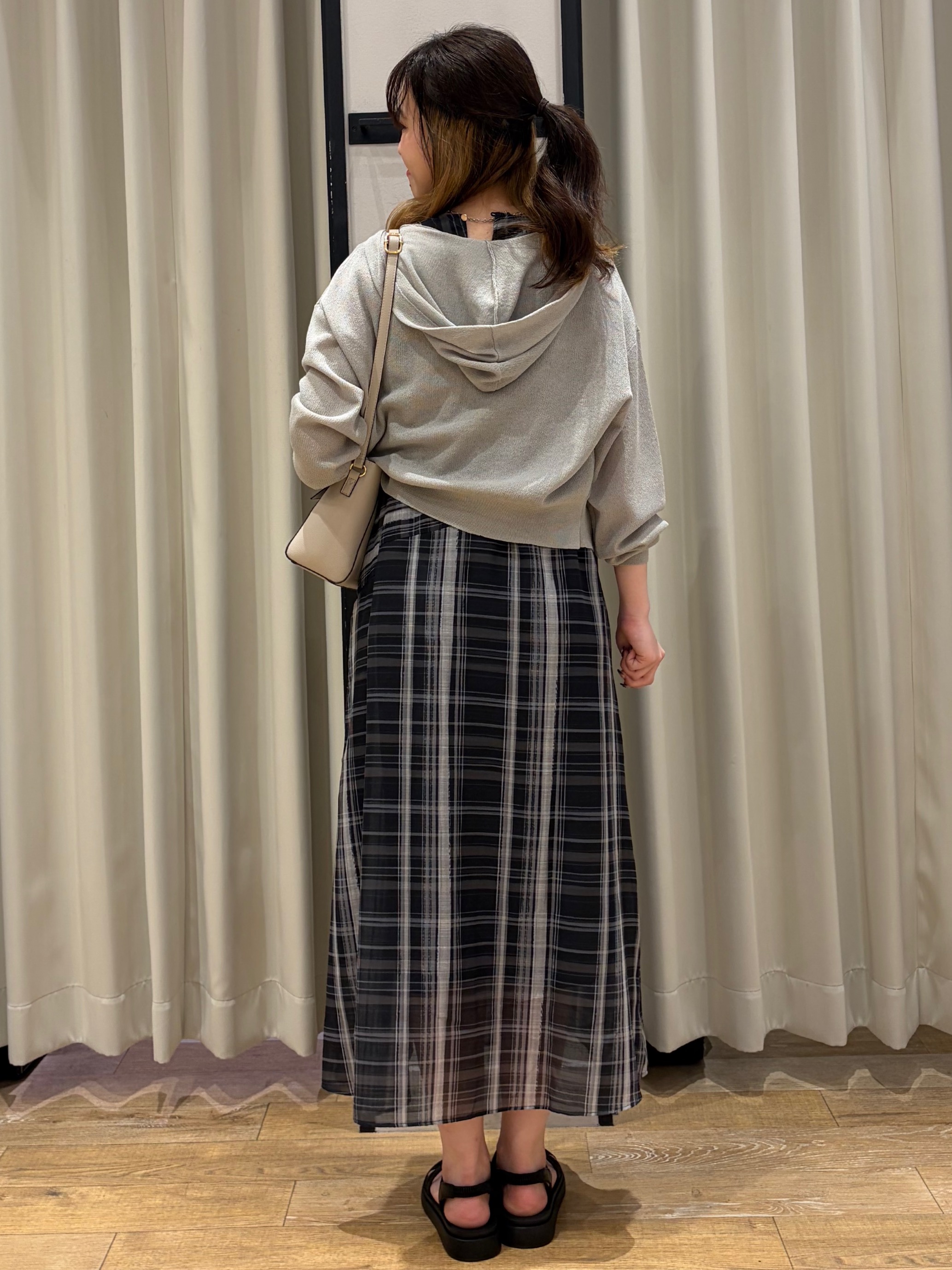 RUKAさんの「grove｜【洗濯機OK・UVカット】大人の抜け感、シアーニットフードパーカ」を使ったコーディネート