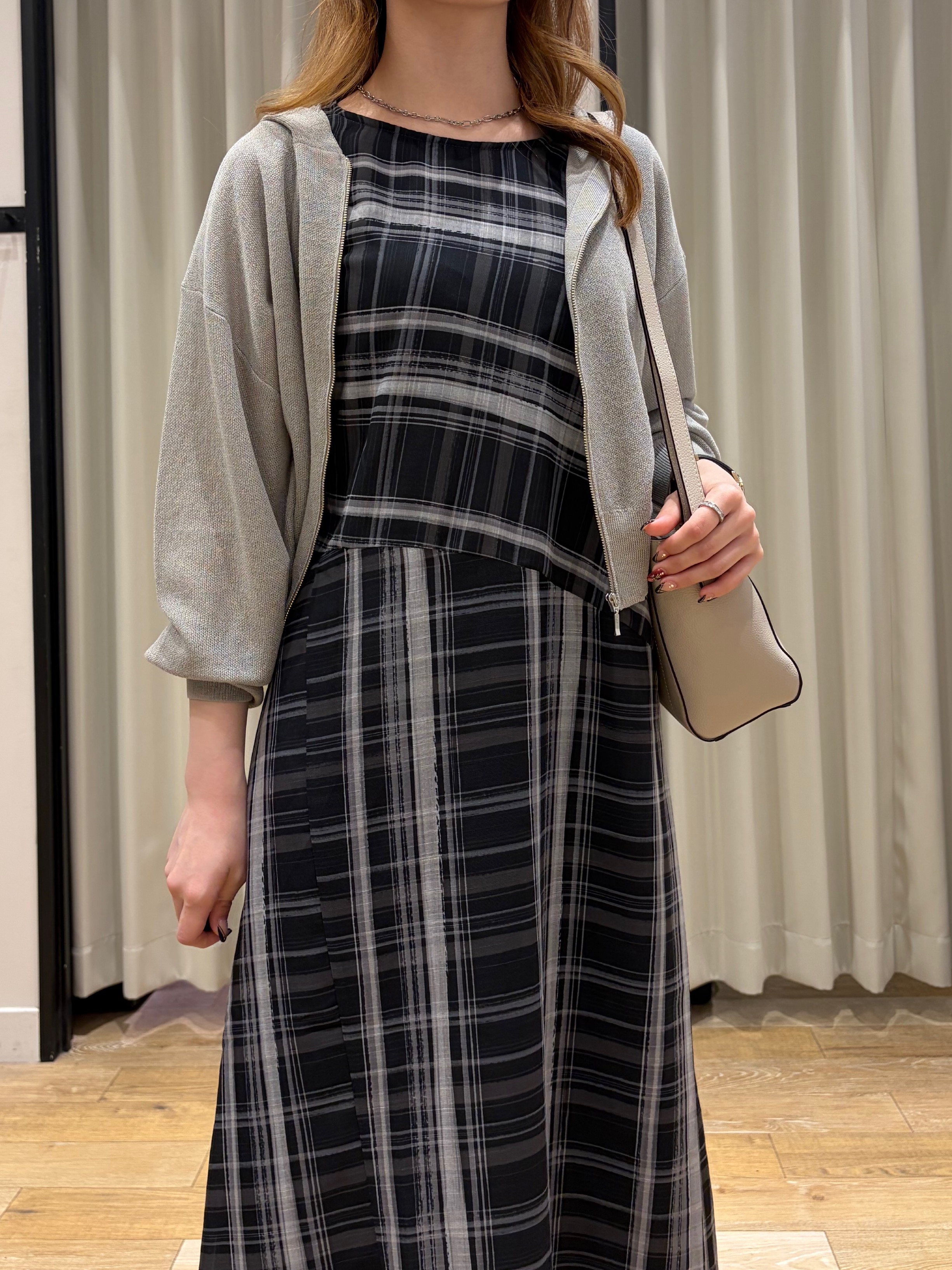 RUKAさんの「grove｜【洗濯機OK・UVカット】大人の抜け感、シアーニットフードパーカ」を使ったコーディネート