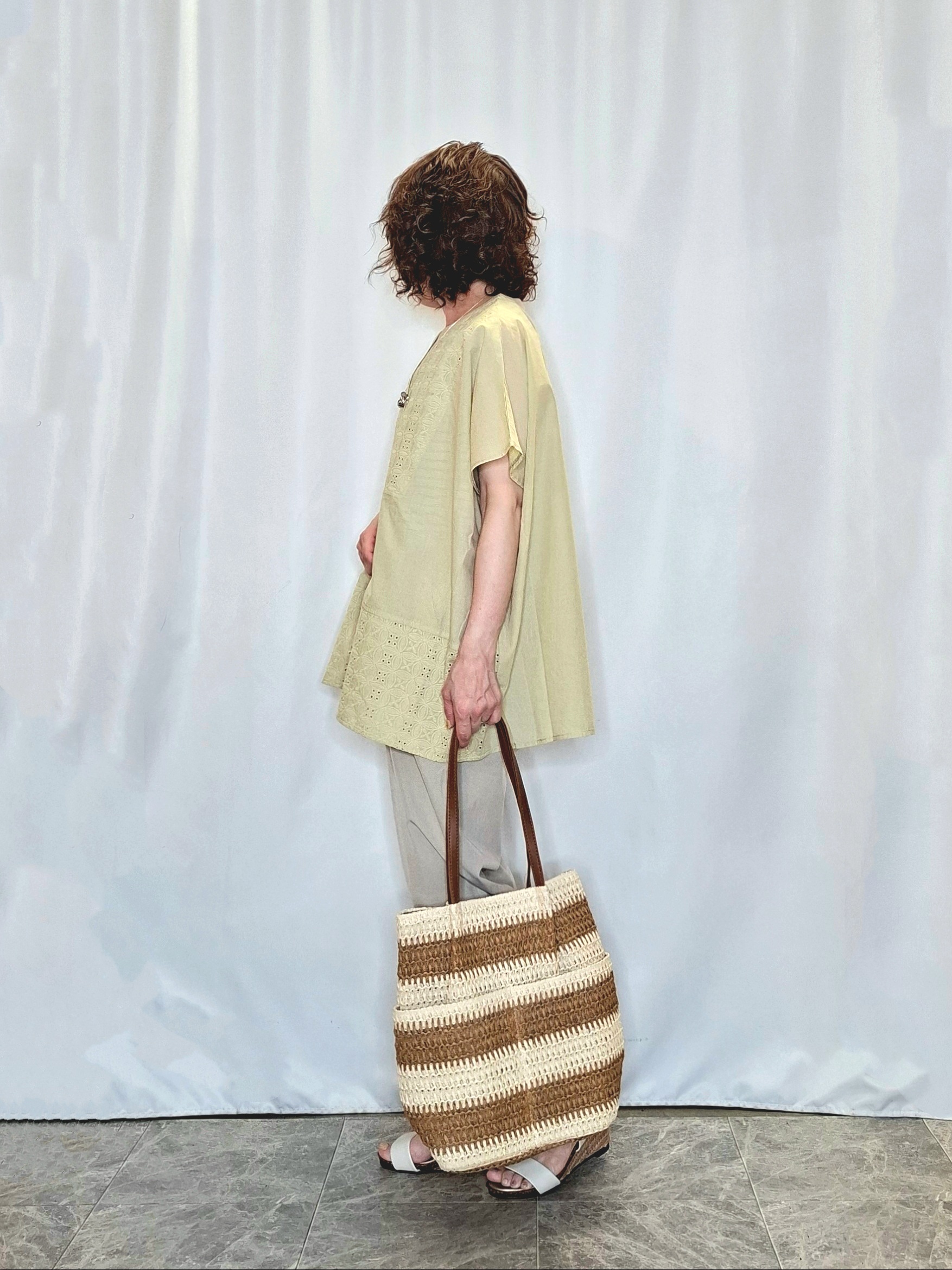 ぬーさんの「SHOO･LA･RUE｜【体型カバー/S~LL】インせず着られて刺繍が目を引く 切替ノーカラーブラウス」を使ったコーディネート