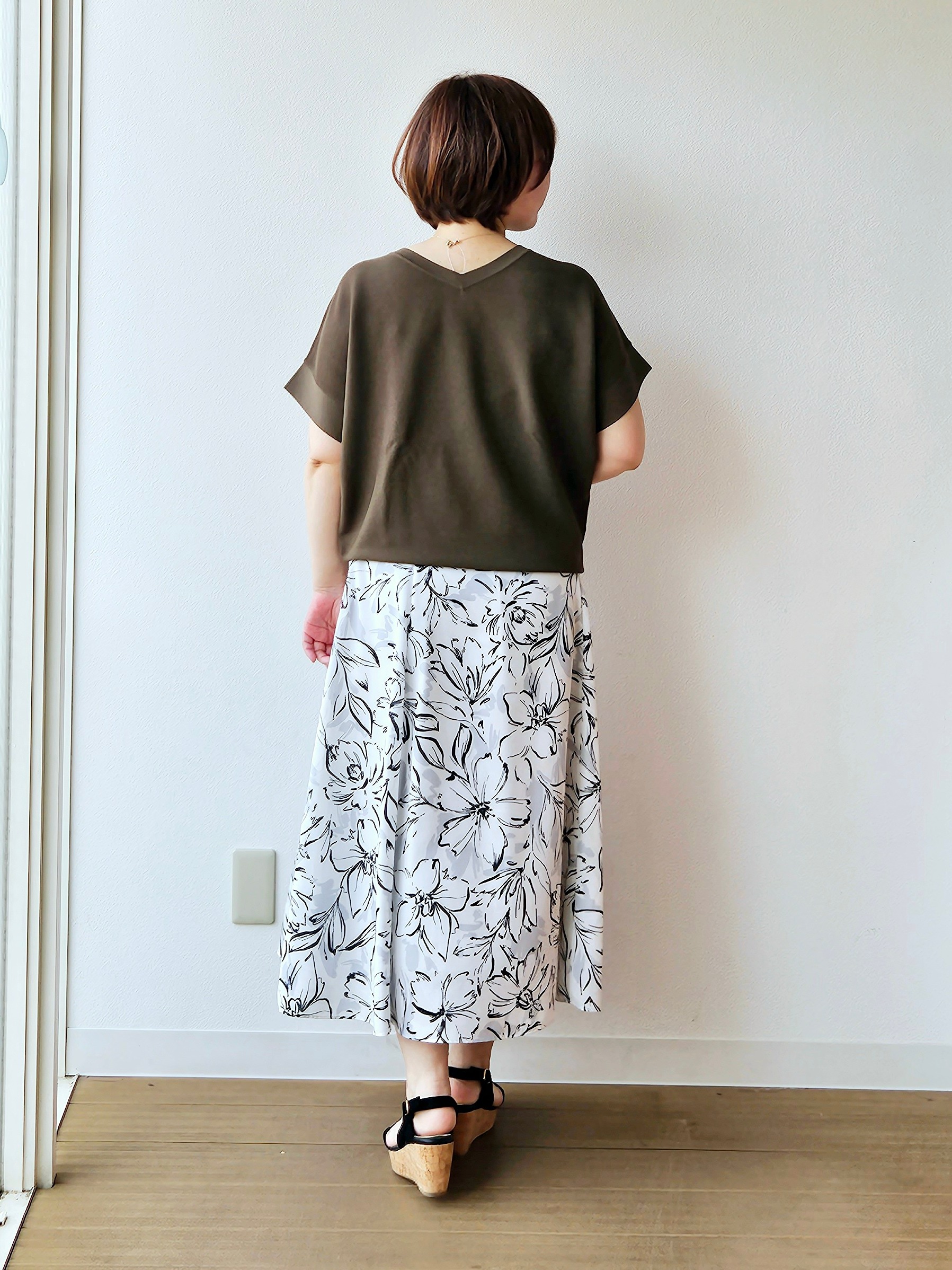やじまさんの「UNTITLED｜【11色展開/体型カバー】前後2WAYフレンチスリーブニット」を使ったコーディネート