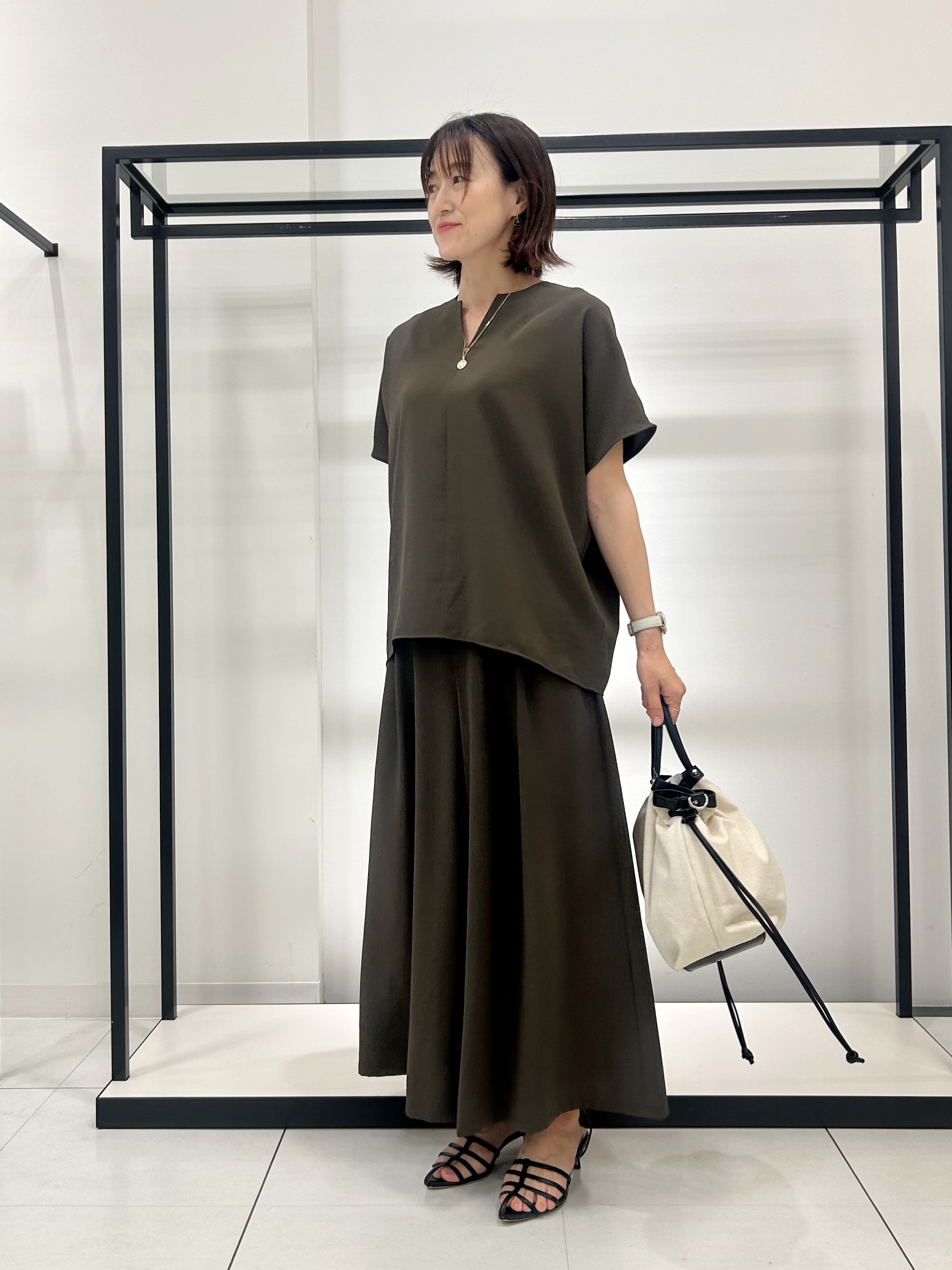 Mikiさんの「UNTITLED｜【UV/接触冷感/セットアップ可】リラクシーキーVネックブラウス」を使ったコーディネート