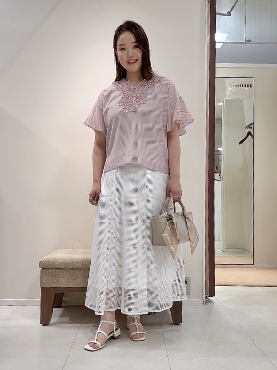 YUIさんの「UNTITLED｜【接触冷感/通気性/洗える】Vネックフリルブラウス」を使ったコーディネート