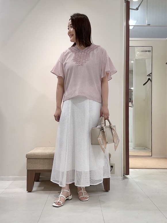 YUIさんの「UNTITLED｜【接触冷感/通気性/洗える】Vネックフリルブラウス」を使ったコーディネート
