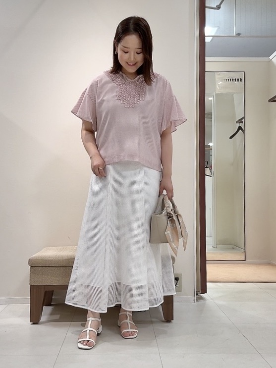 YUIさんの「UNTITLED｜【接触冷感/通気性/洗える】Vネックフリルブラウス」を使ったコーディネート