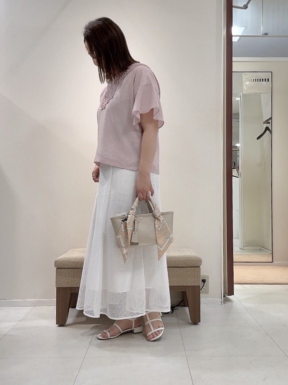 YUIさんの「UNTITLED｜【接触冷感/通気性/洗える】Vネックフリルブラウス」を使ったコーディネート