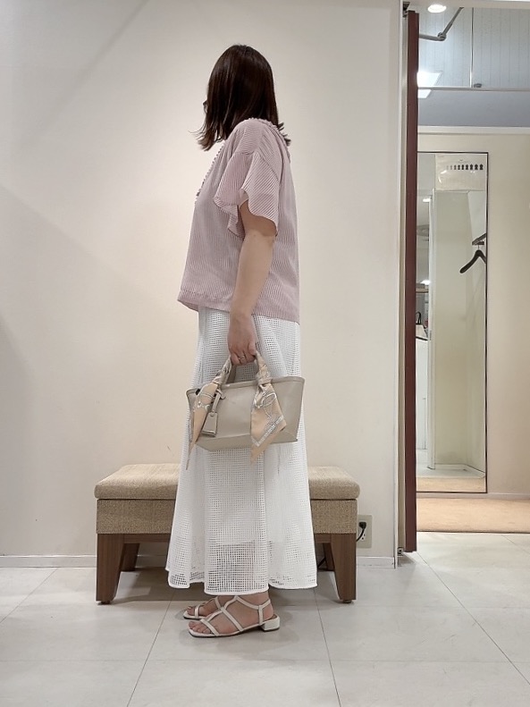 YUIさんの「UNTITLED｜【接触冷感/通気性/洗える】Vネックフリルブラウス」を使ったコーディネート