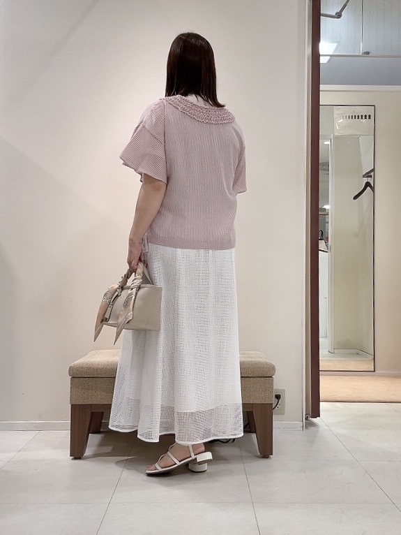 YUIさんの「UNTITLED｜【接触冷感/通気性/洗える】Vネックフリルブラウス」を使ったコーディネート