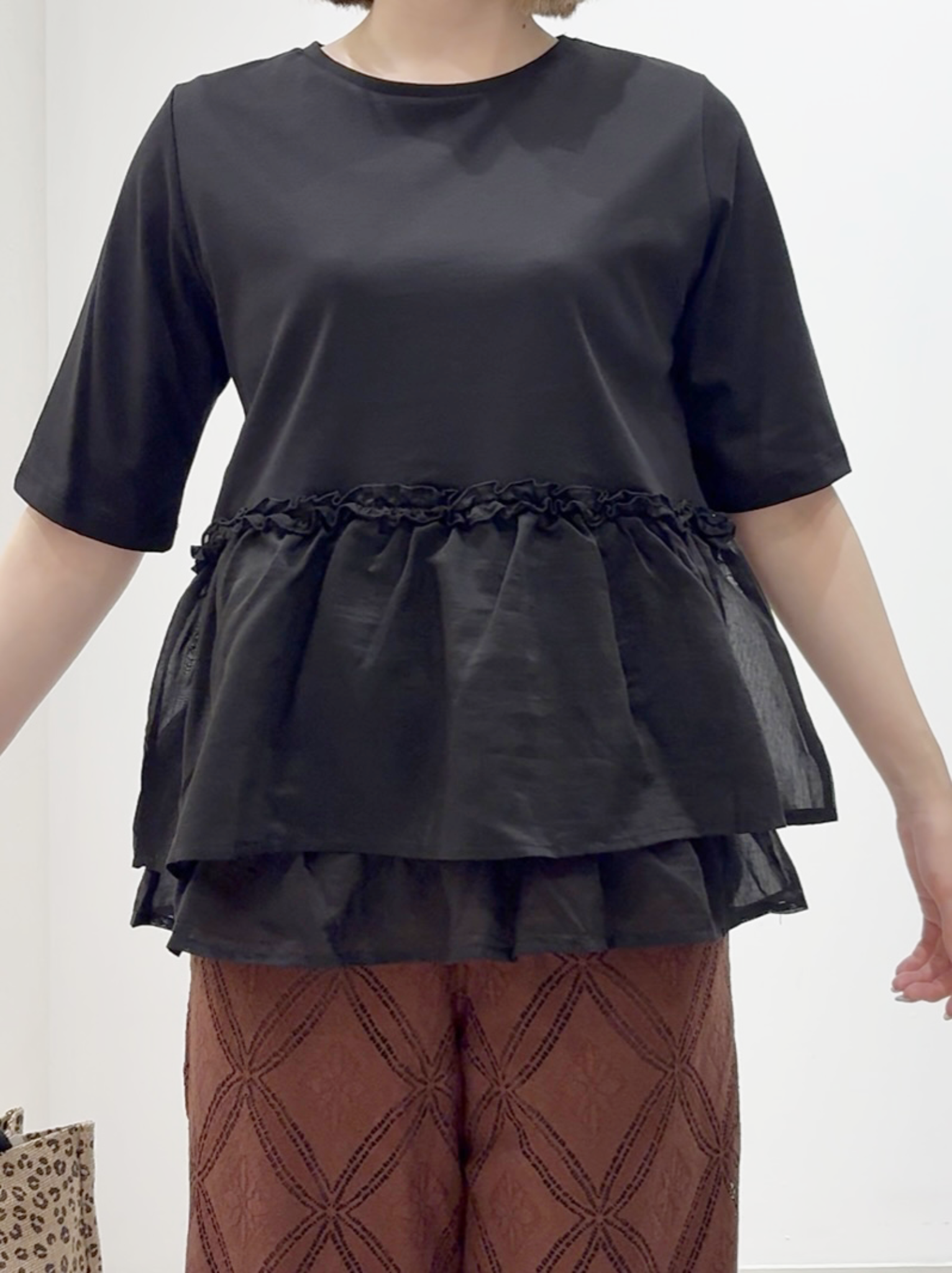 しかっちさんの「grove｜【体型カバー】INせず決まる、ウエストシアーフリルTシャツ」を使ったコーディネート