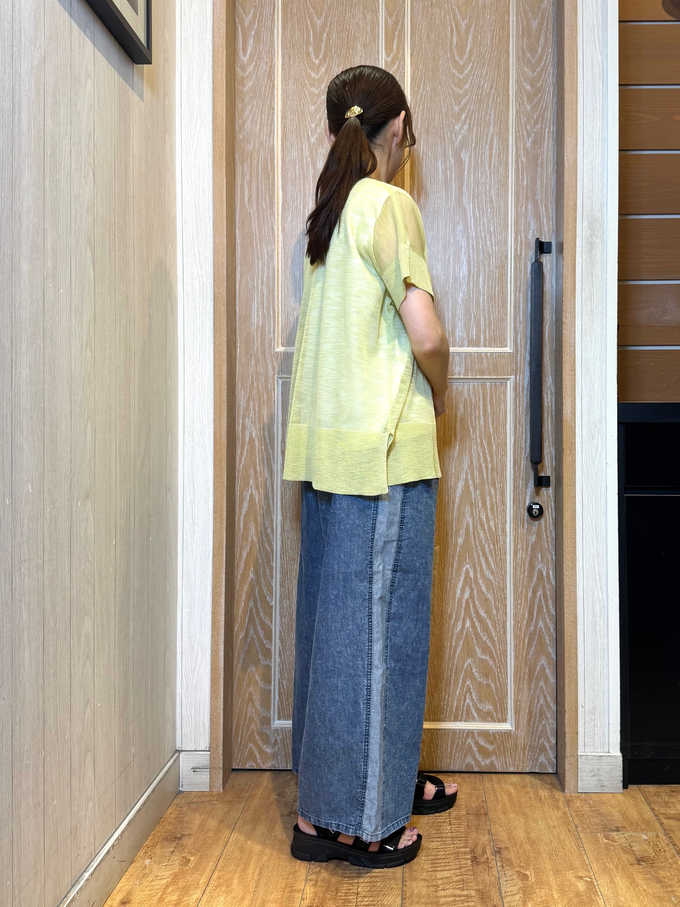 KAORIさんの「SHOO･LA･RUE｜【2点セット/S-LL/体型カバー】さらりと涼し気 シアーニット+タンクトップ」を使ったコーディネート