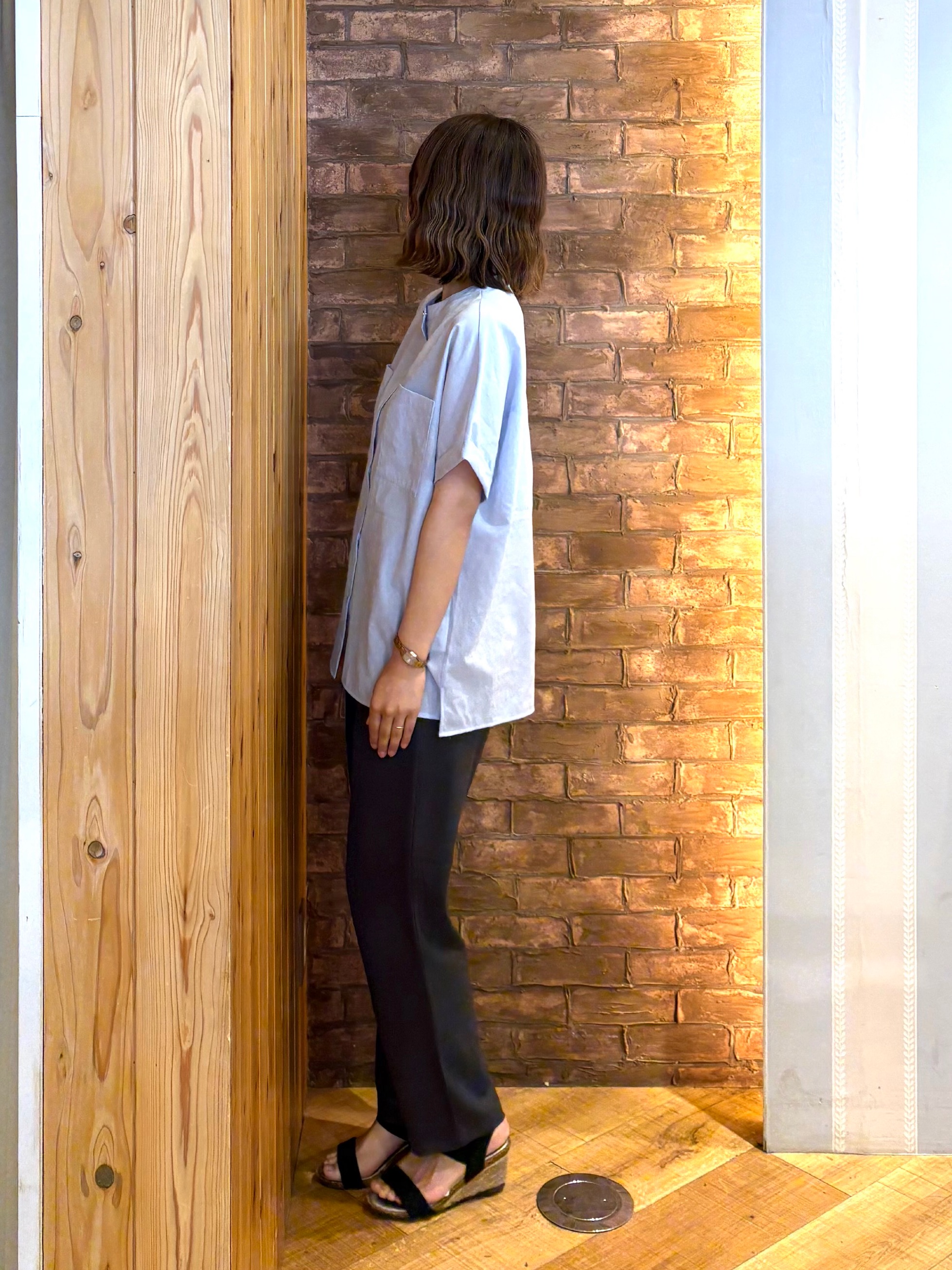 mieさんの「SHOO･LA･RUE｜【通気性〇/UV/S-LL】風が通り抜ける 半袖バンドカラーシアーシャツ」を使ったコーディネート