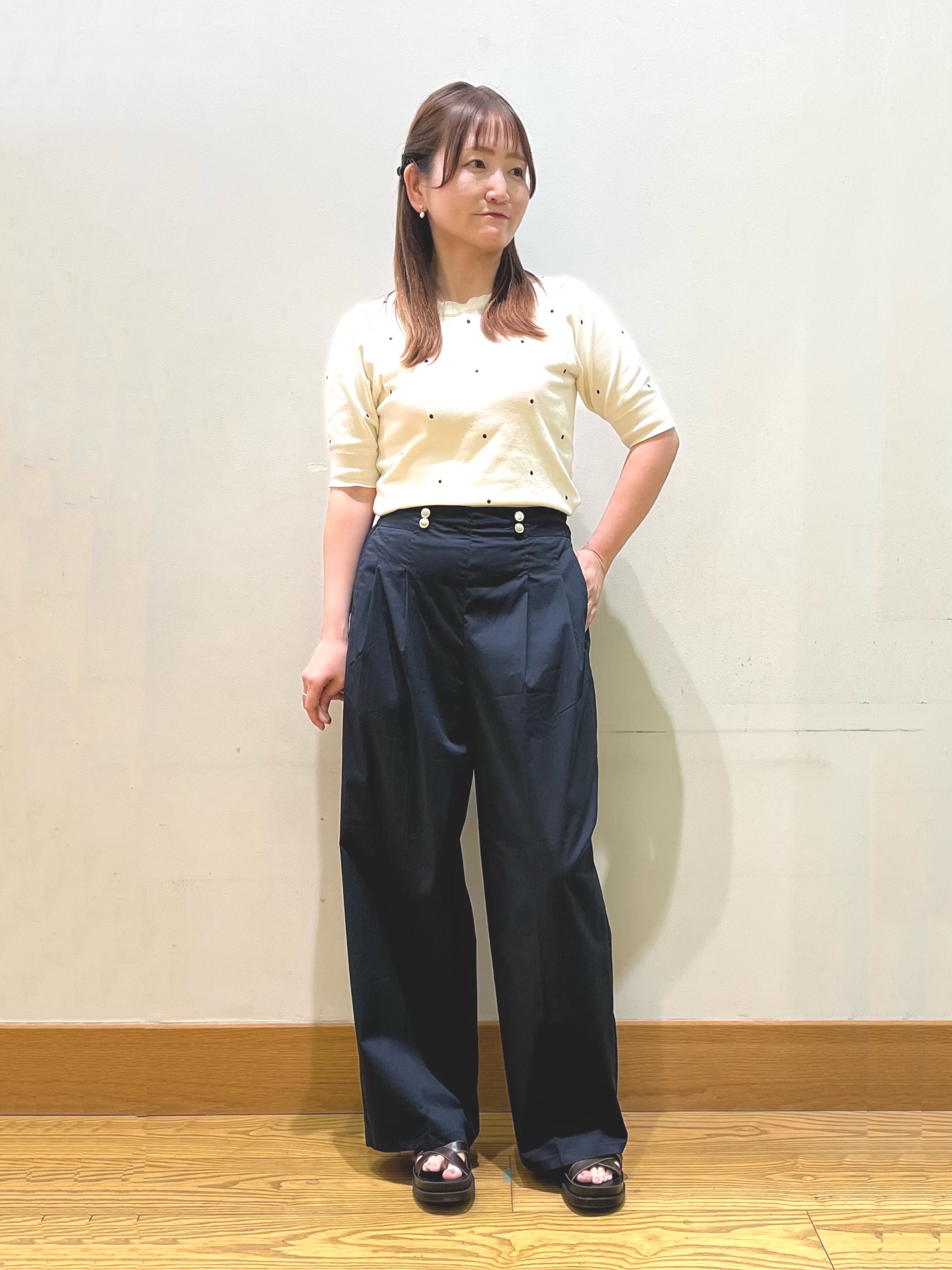 ゆっきーさんの「SHOO･LA･RUE｜【S-LL/二の腕カバー】品よく隠せる ドット刺繍5分袖ニット」を使ったコーディネート