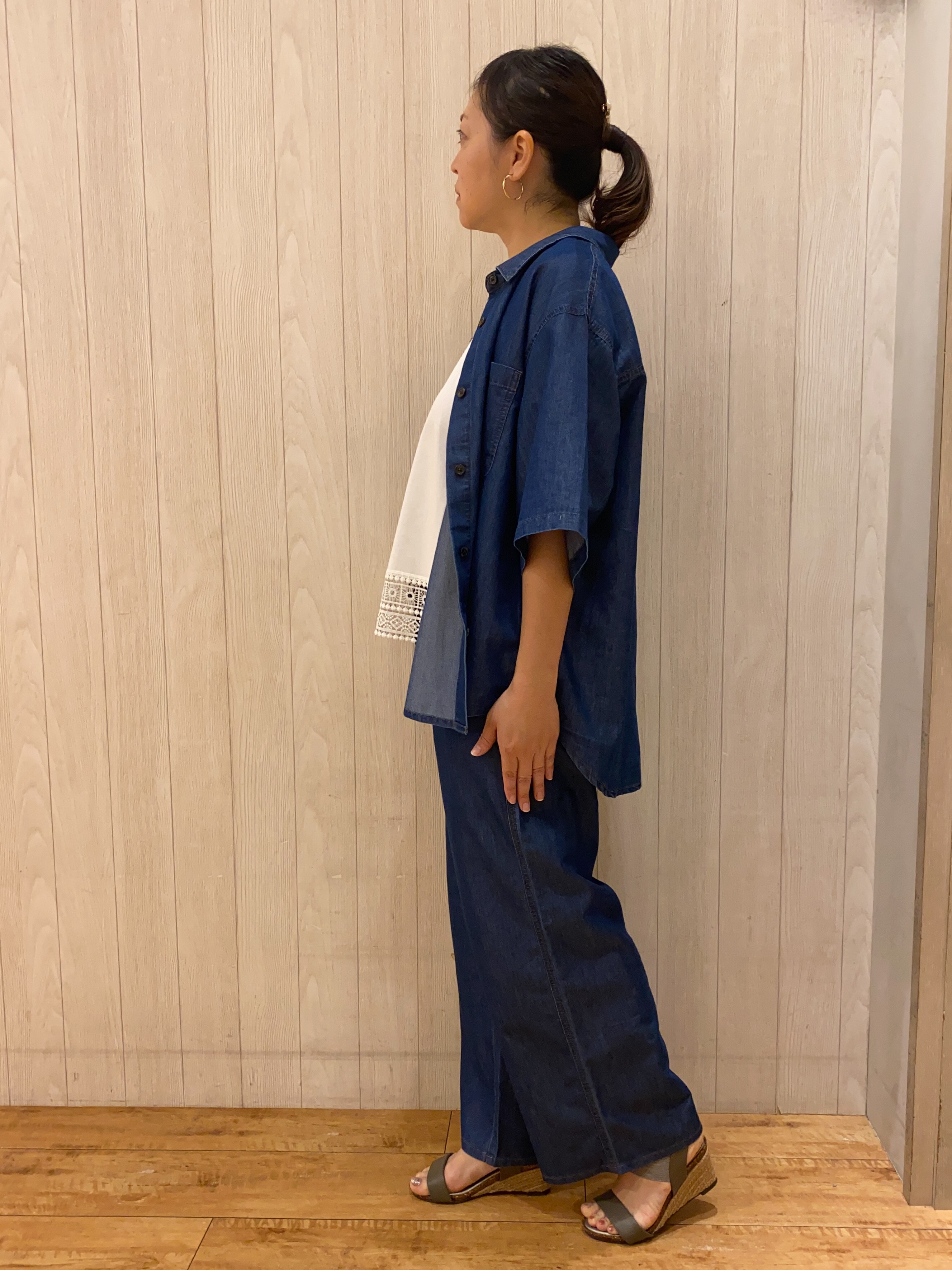 makiさんの「SHOO･LA･RUE｜【洗濯機可/体型カバー/S-LL】レース使いがポイント デザインTシャツ」を使ったコーディネート