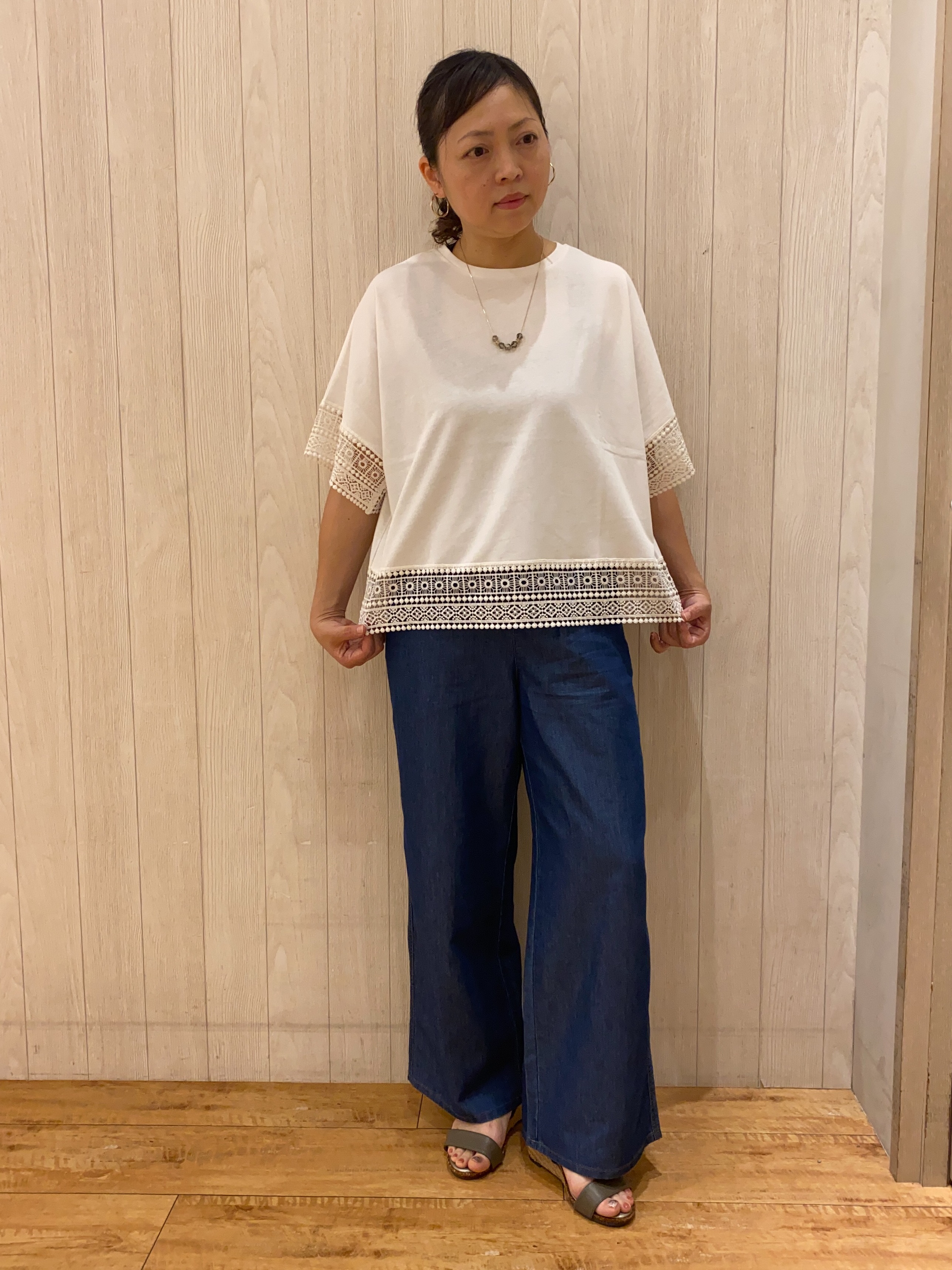 makiさんの「SHOO･LA･RUE｜【洗濯機可/体型カバー/S-LL】レース使いがポイント デザインTシャツ」を使ったコーディネート
