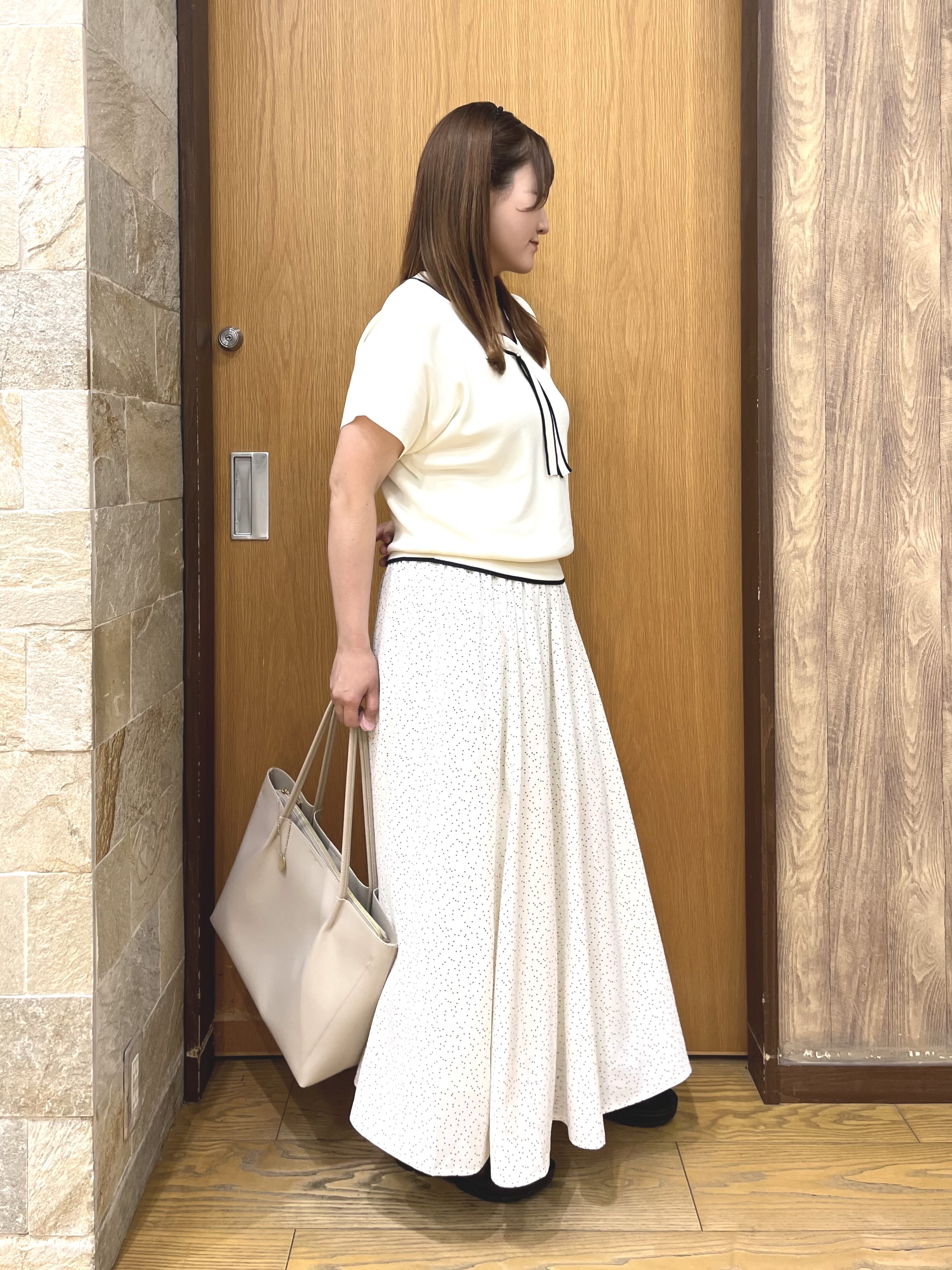 ゆっきーさんの「SHOO･LA･RUE｜【高レビュー/毎日洗える/UV】二の腕も隠せる 配色ボウタイニット」を使ったコーディネート