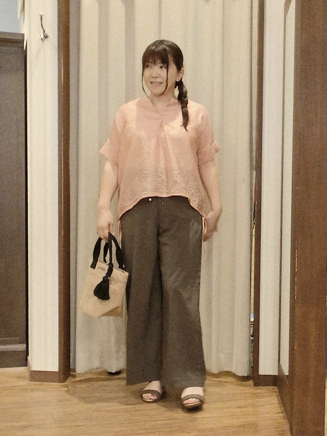 みーあさんの「SHOO･LA･RUE｜【高レビュー/体型カバー】インせず着られる スキッパー裾リボンブラウス」を使ったコーディネート