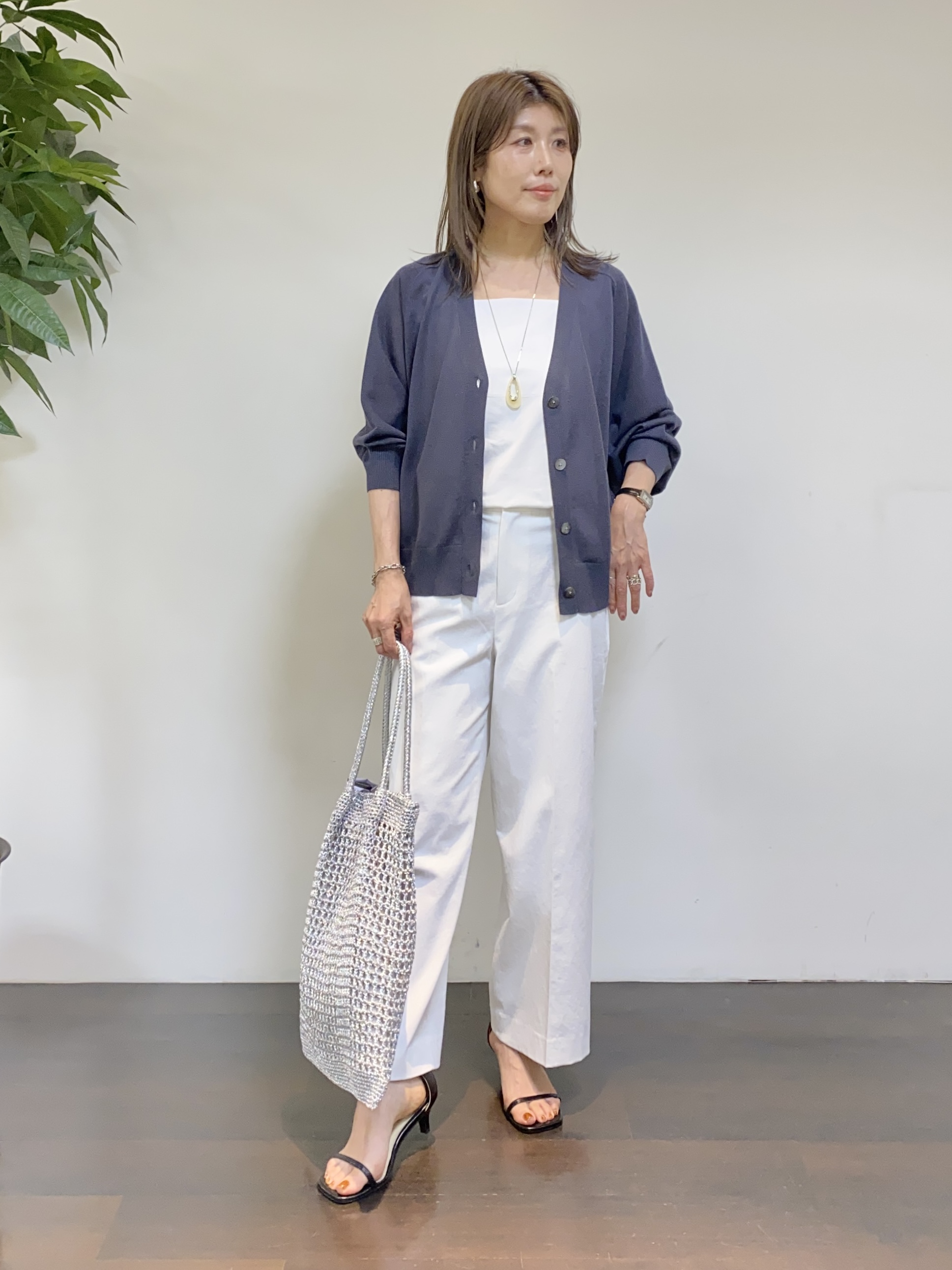 tomoさんの「UNTITLED｜【アンサンブル可/シアー】リネンエステルカーディガン」を使ったコーディネート