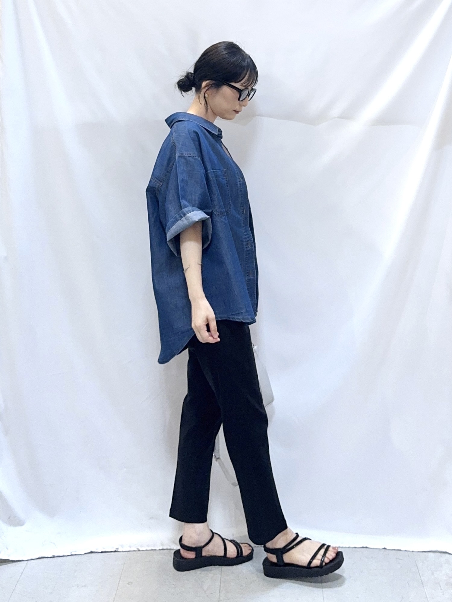 𝐇𝐢𝐫𝐨𝐦𝐢さんの「SHOO･LA･RUE｜【セットアップ可/S-LL】ライトオンスデニム 5分袖シャツ」を使ったコーディネート