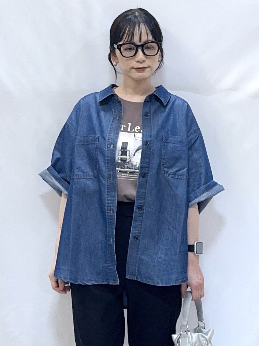 𝐇𝐢𝐫𝐨𝐦𝐢さんの「SHOO･LA･RUE｜【セットアップ可/S-LL】ライトオンスデニム 5分袖シャツ」を使ったコーディネート