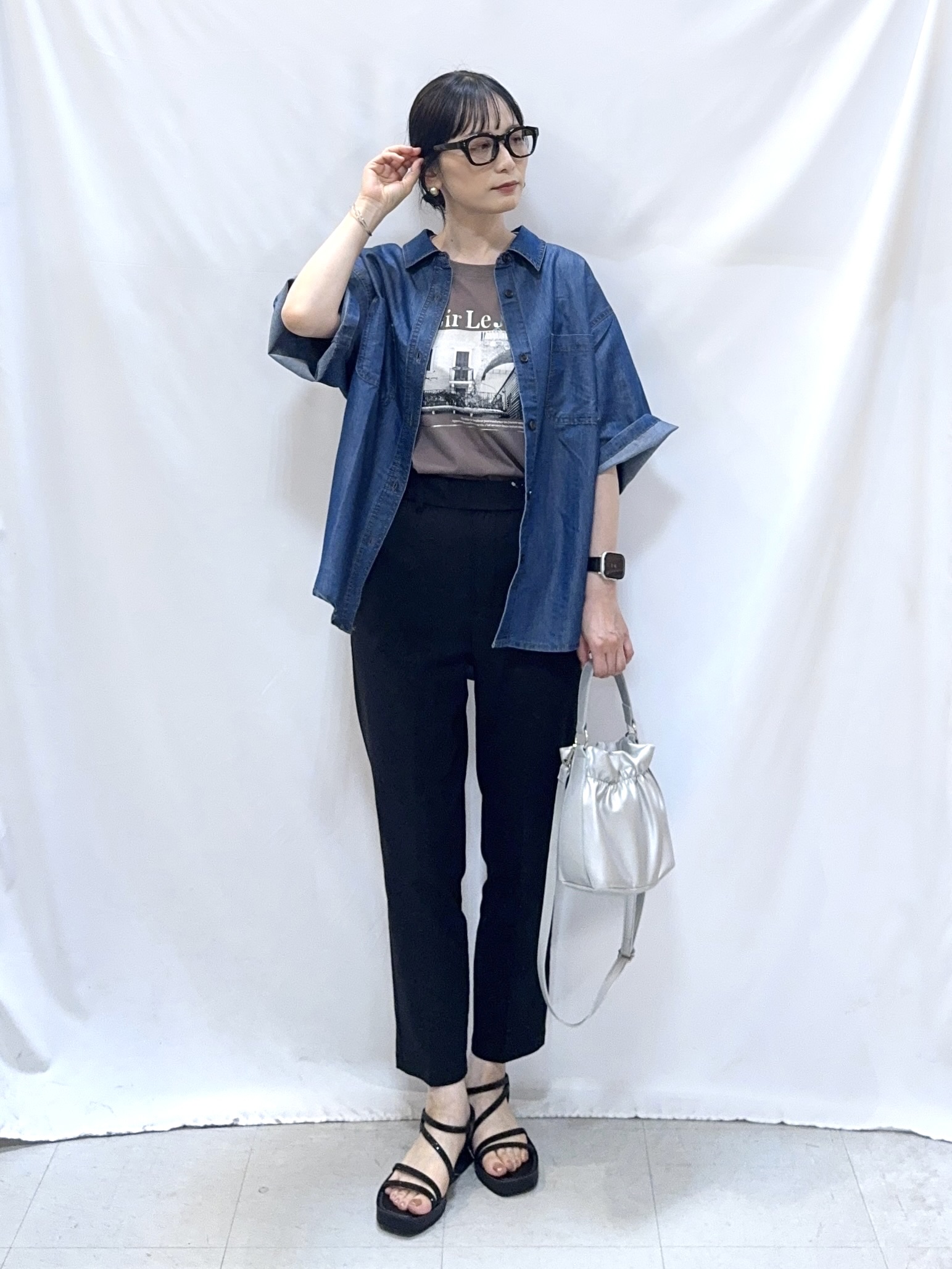 𝐇𝐢𝐫𝐨𝐦𝐢さんの「SHOO･LA･RUE｜【セットアップ可/S-LL】ライトオンスデニム 5分袖シャツ」を使ったコーディネート
